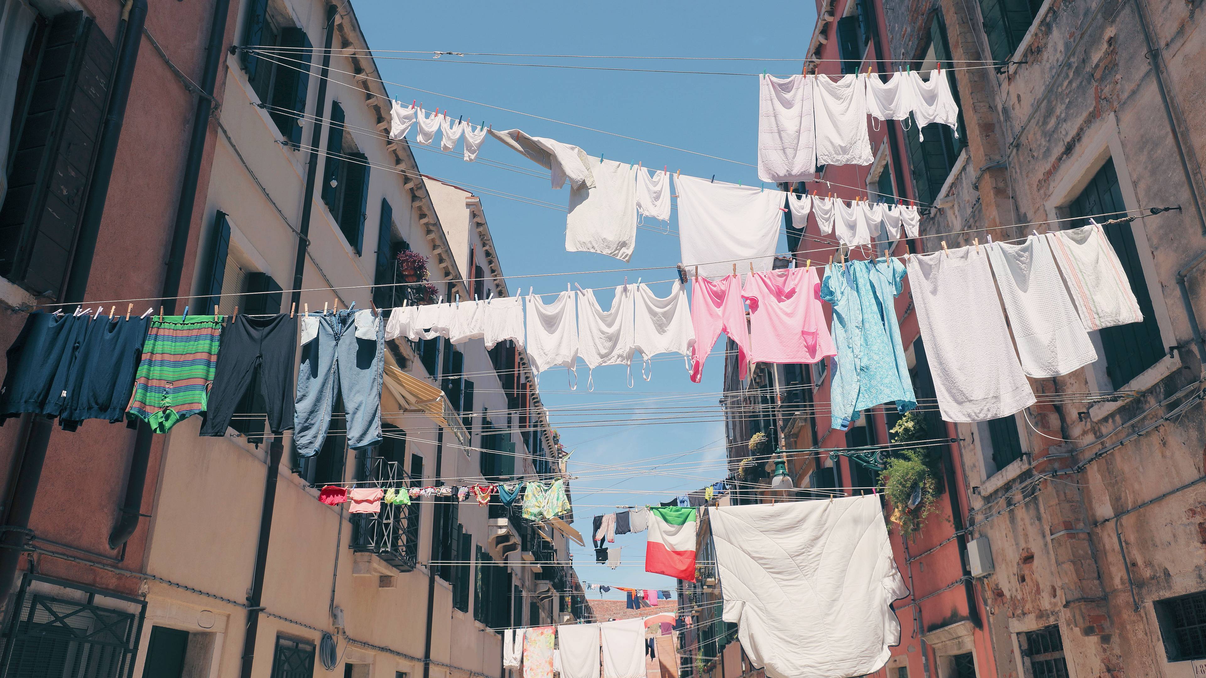 Secado de ropa en cables a través de una calle napolitana