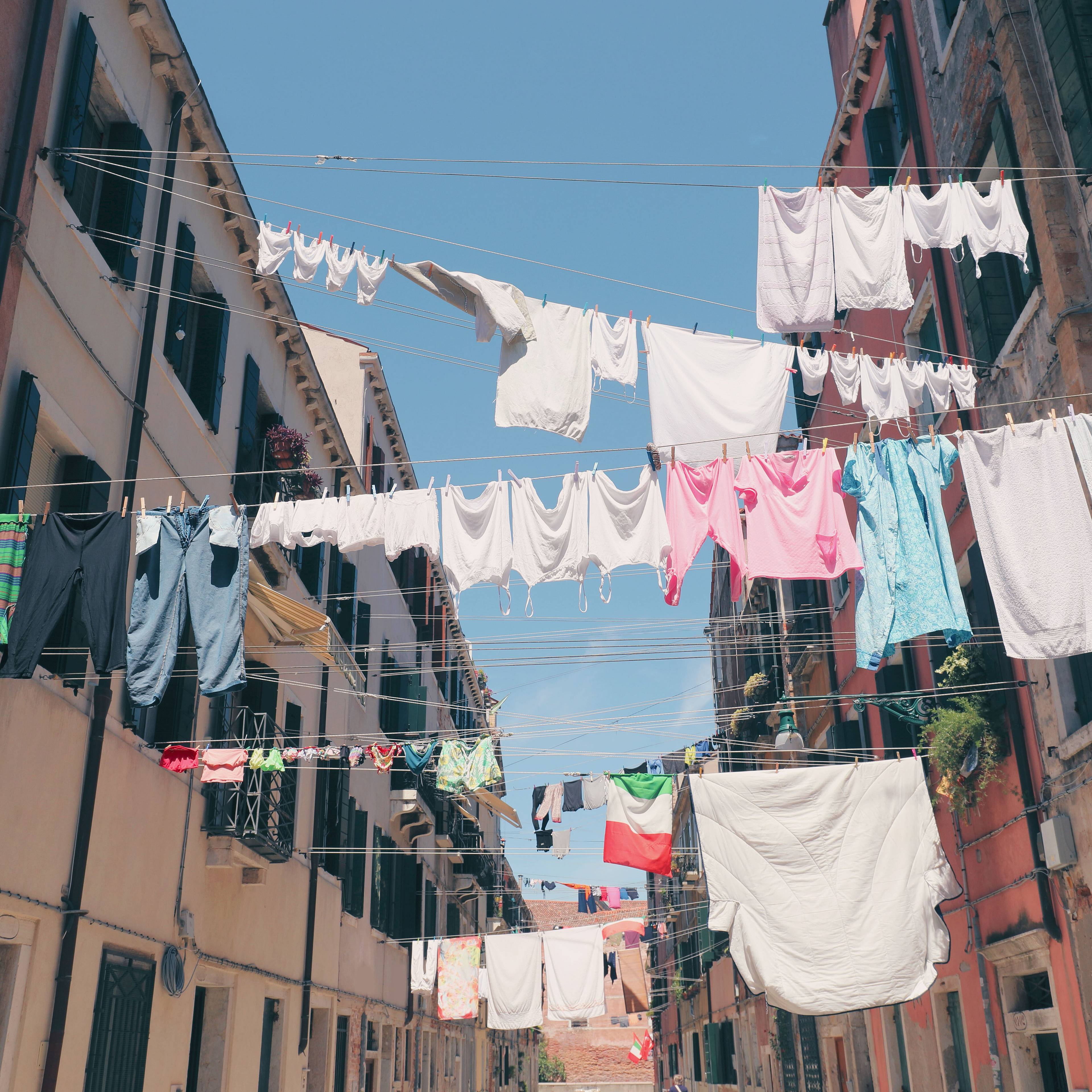 Wäsche trocknen an Drähten über eine neapolitanische Straße