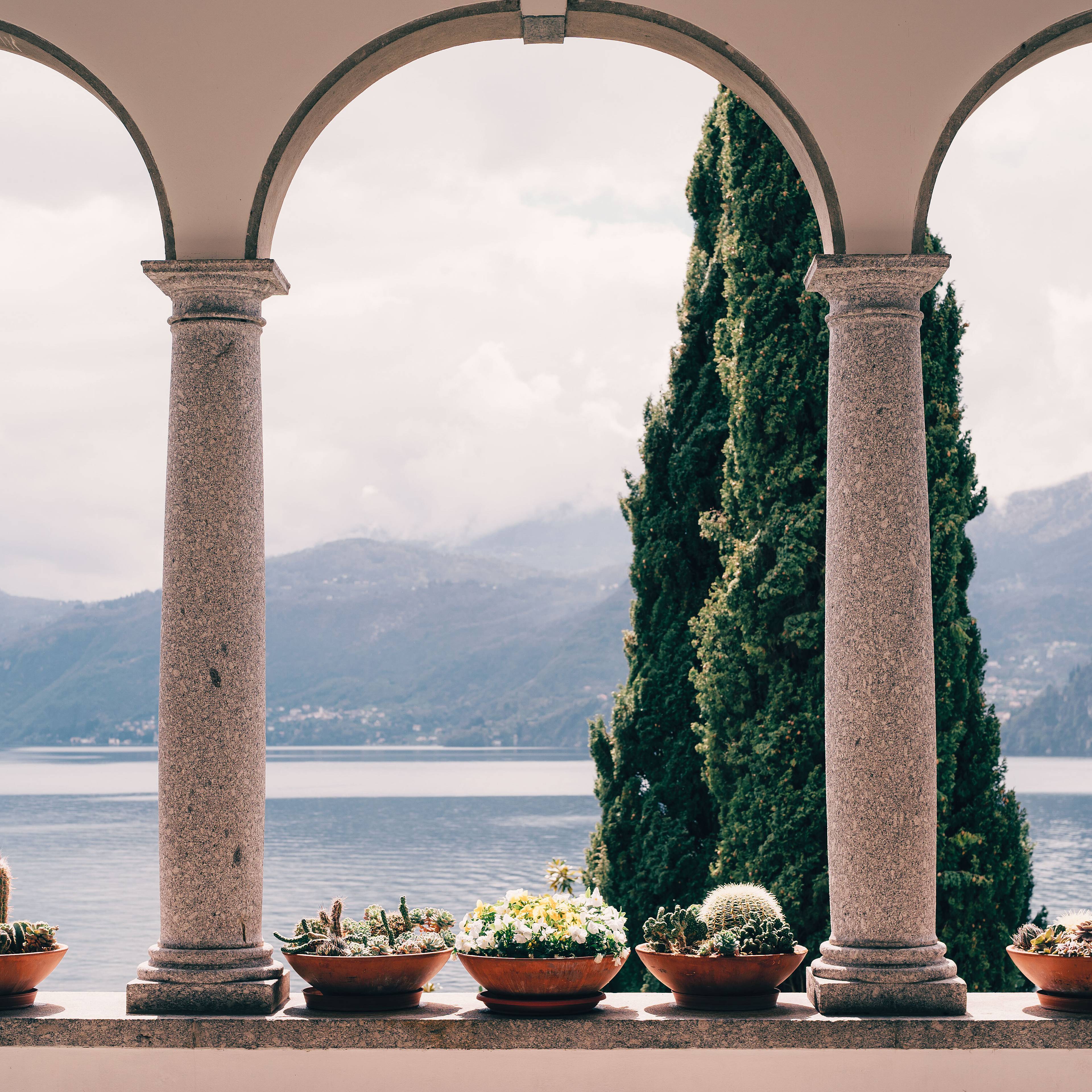 Terraza con columnas con vistas al lago de Como