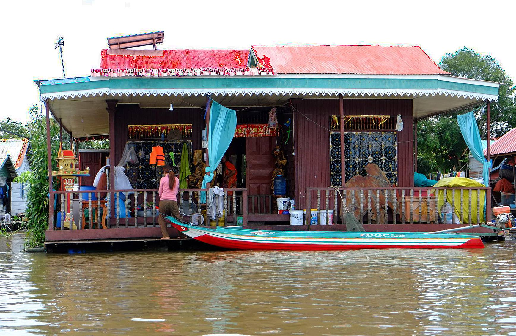 Pernocta con una familia local en el lago Tonle