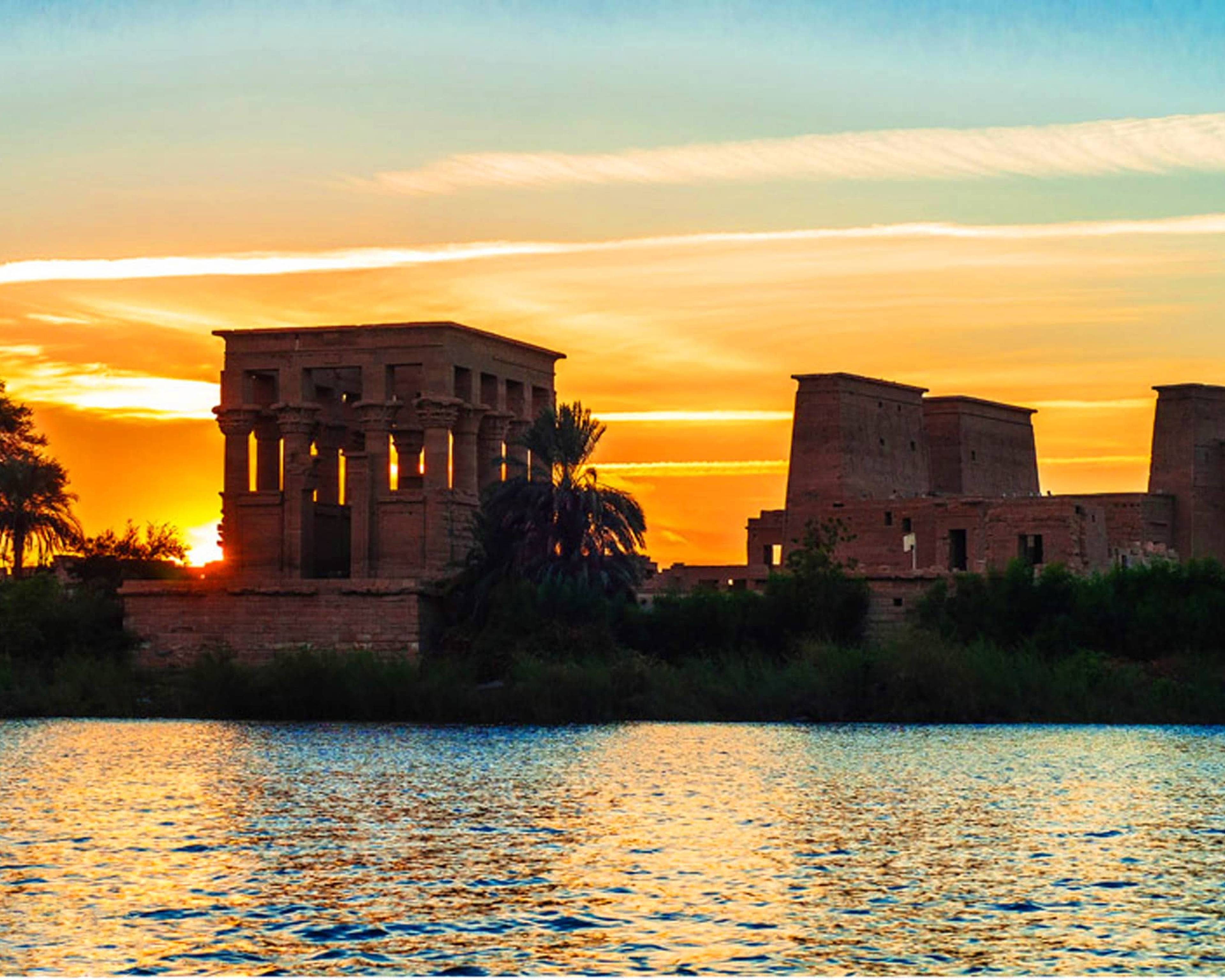 Viaje Nefertari: Exploración del Cairo y crucero