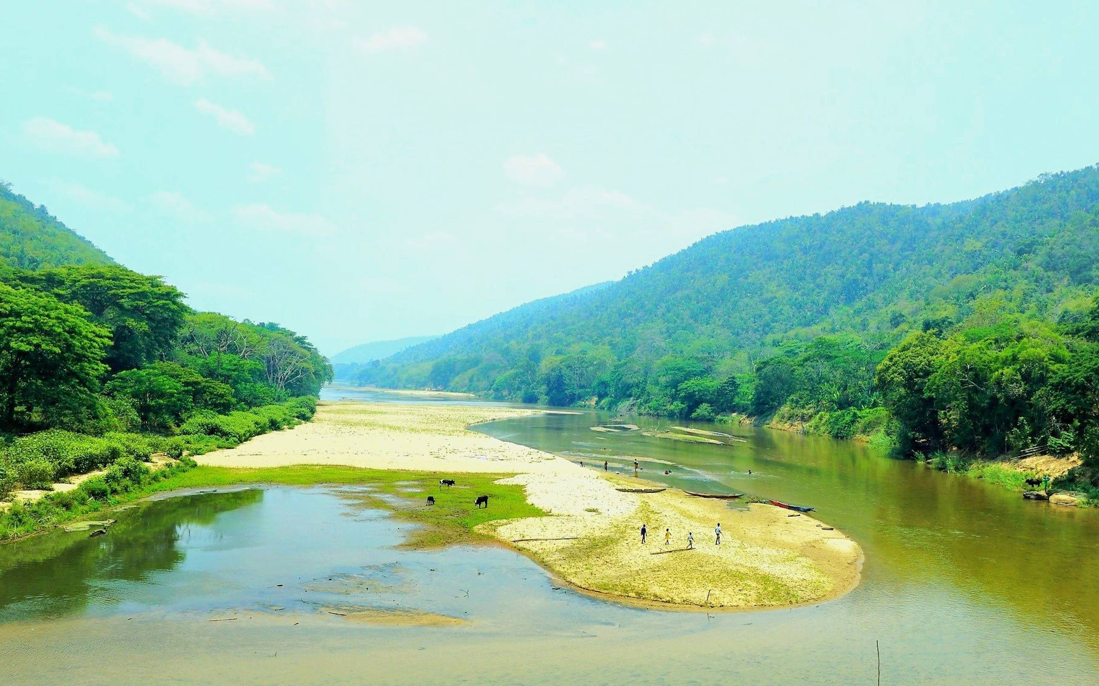 Il fiume Ramena in piroga ed il villaggio di Ambobaka