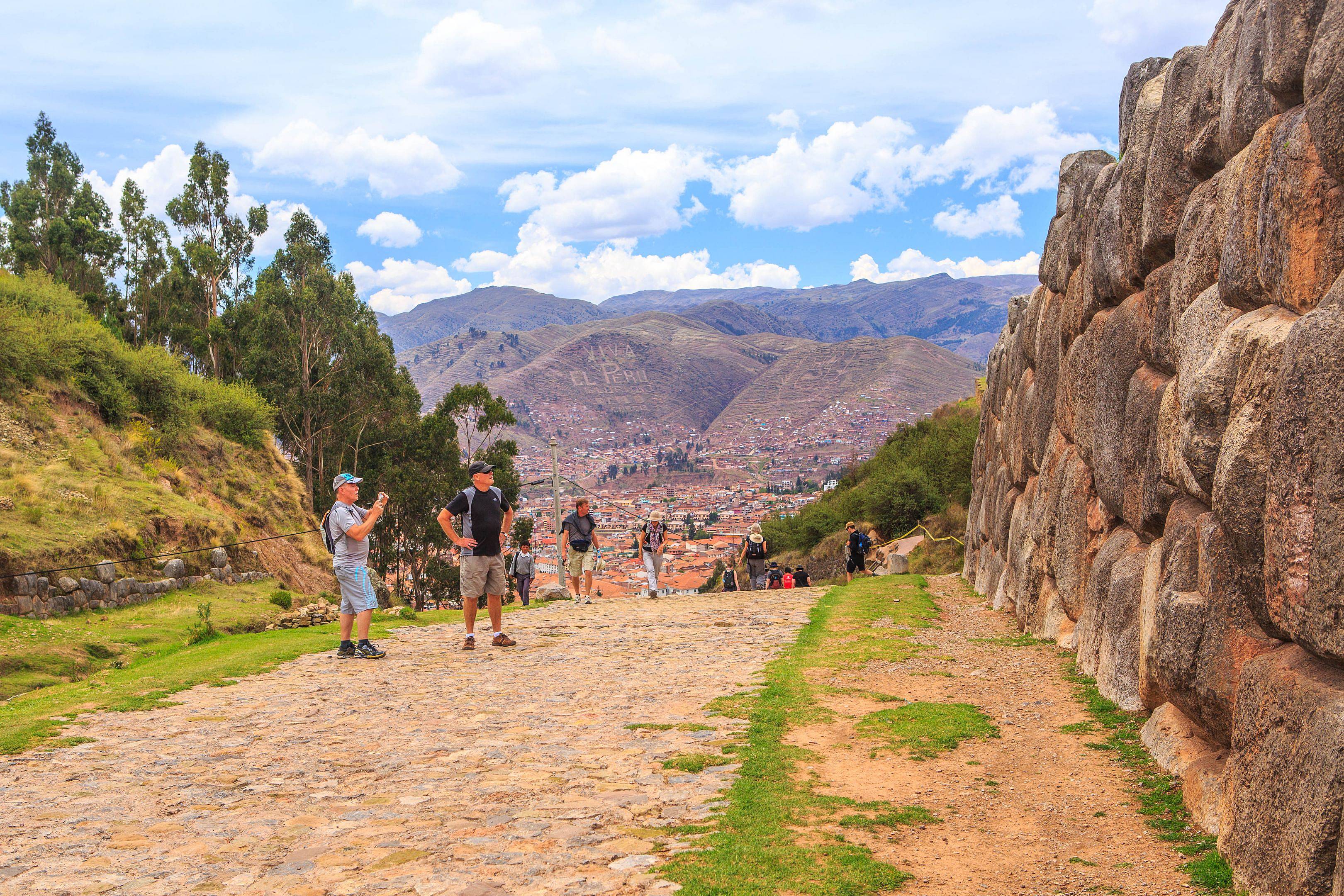 Tyrolienne et randonné permettant d'admirer de magnifiques montagnes du Machu Picchu
