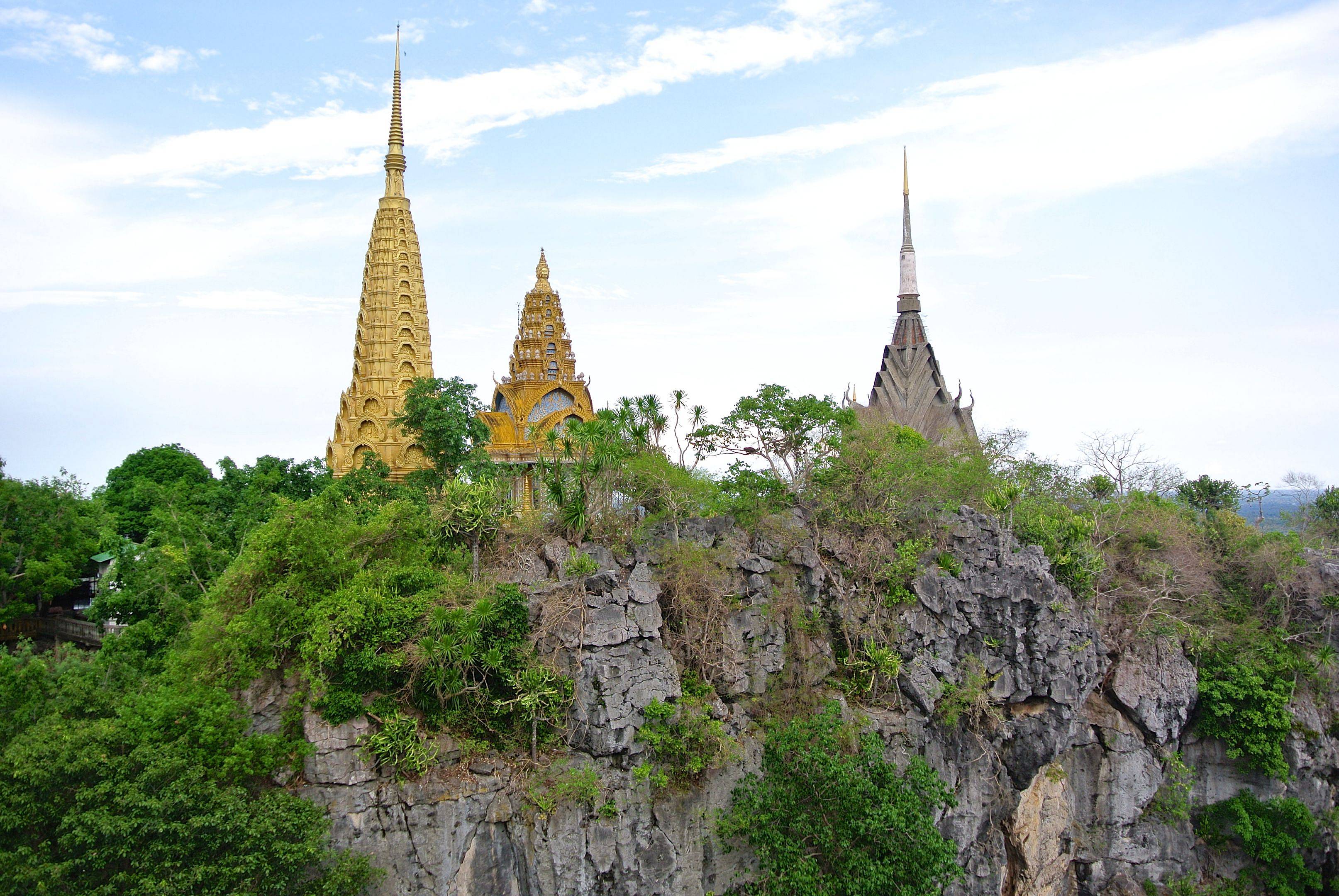 Storia Khmer, Battambang e grotte naturali