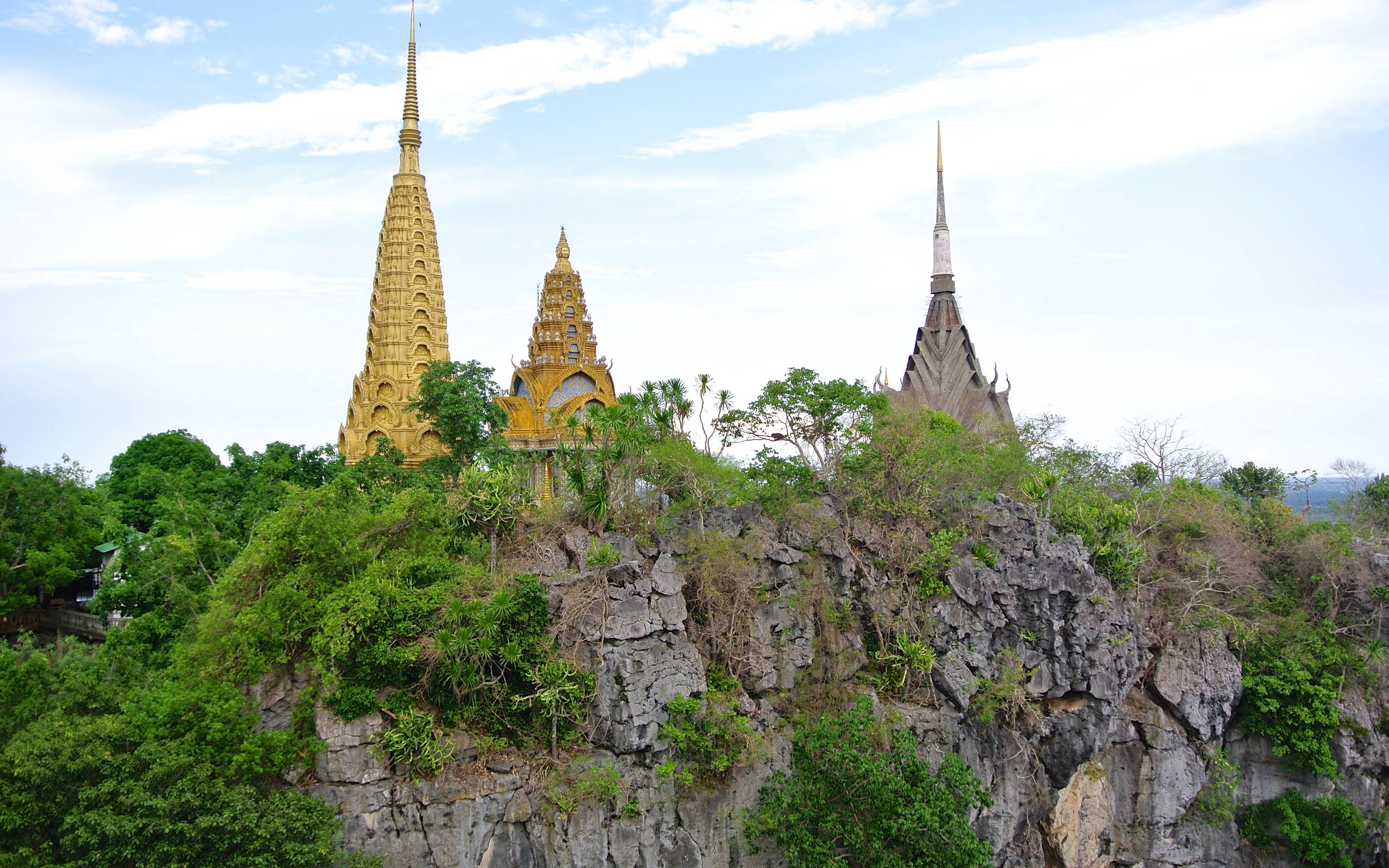 Storia Khmer, Battambang e grotte naturali