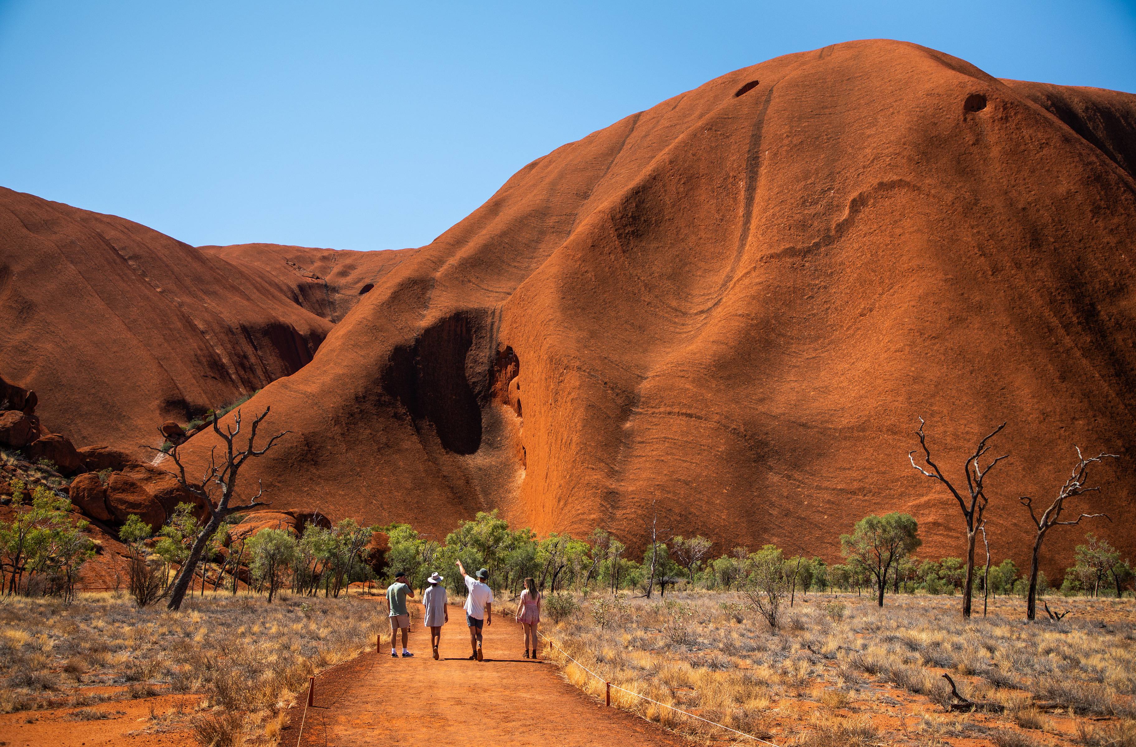 Flug von Melbourne zum Uluru (Ayers Rock) - Aborigines treffen 