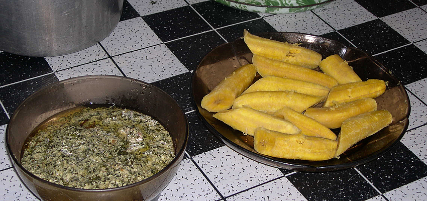 Un plato de Ndolé en un pequeño restaurante de Yaundé.