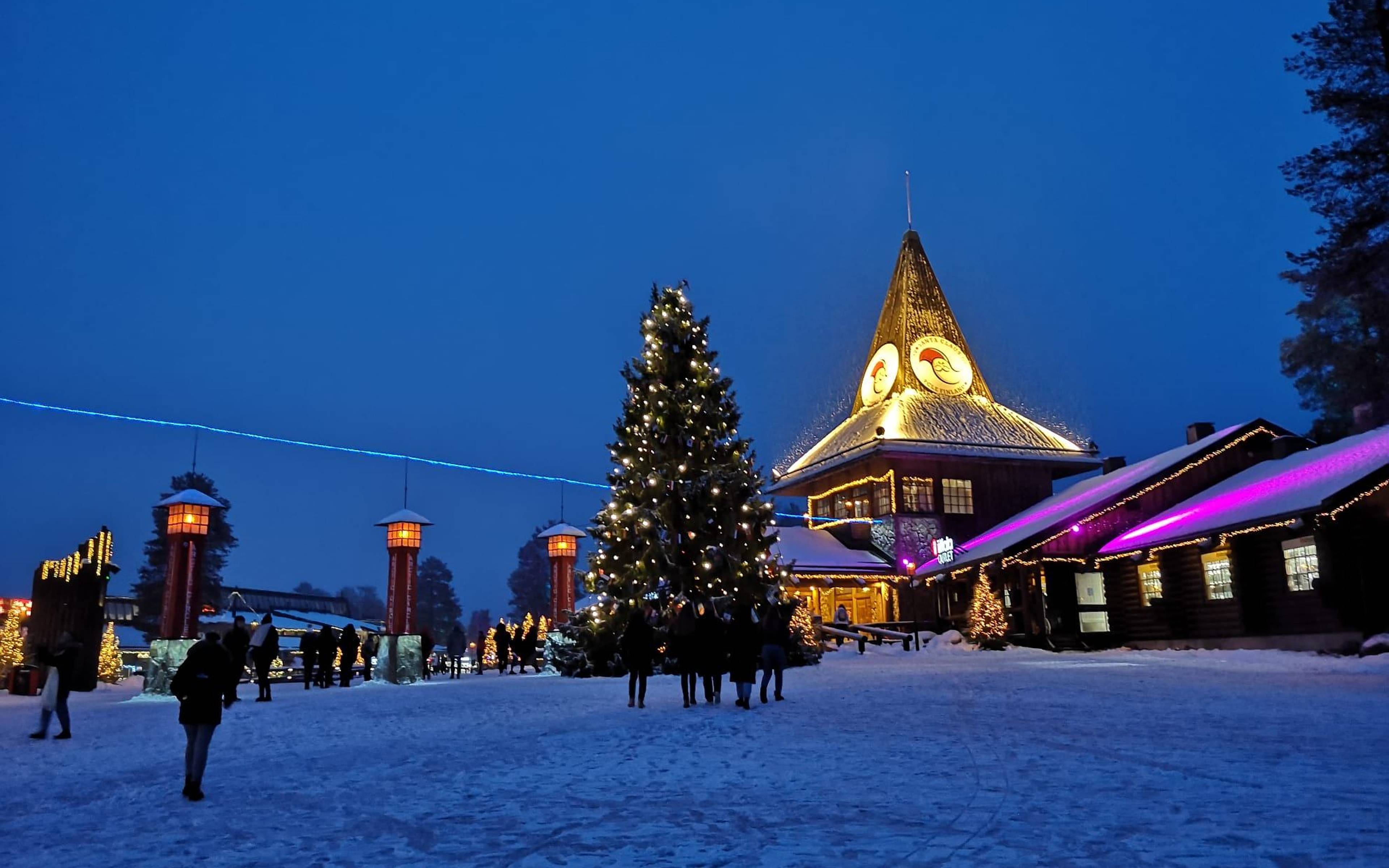 Weihnachtsmann- und Rentiererlebnis mit Schneemobil & Schlitten