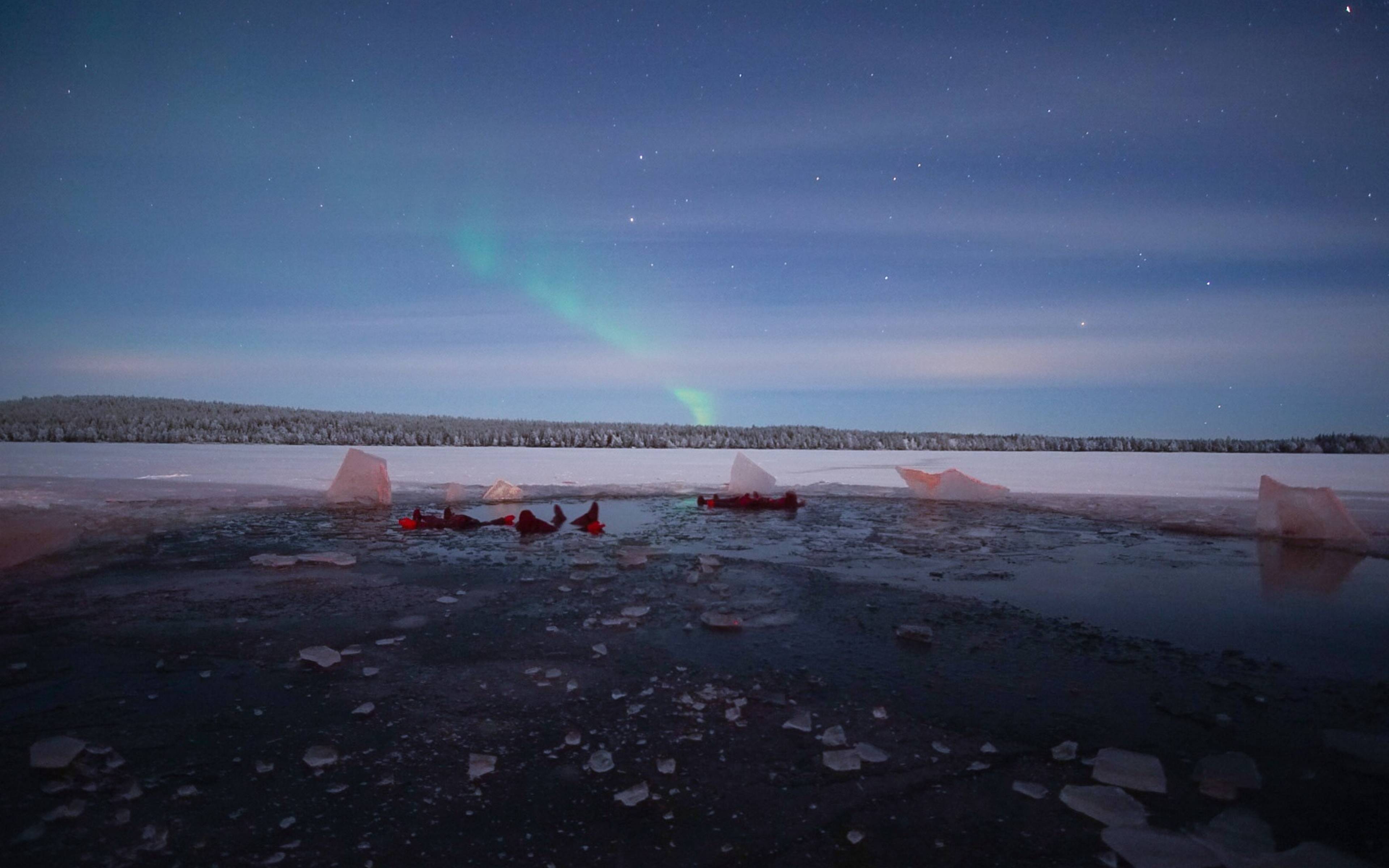 Ice Floating unter den Nordlichtern