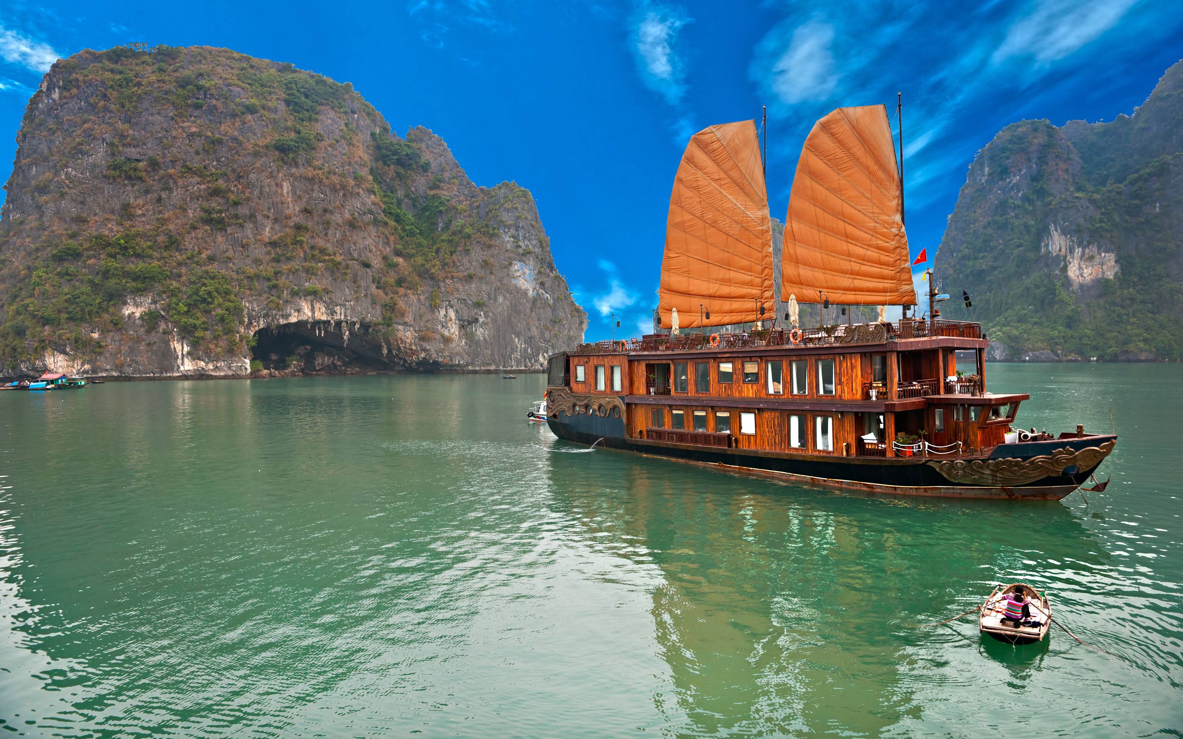 Die atemberaubende Halong Bucht an Bord einer Dschunke 
