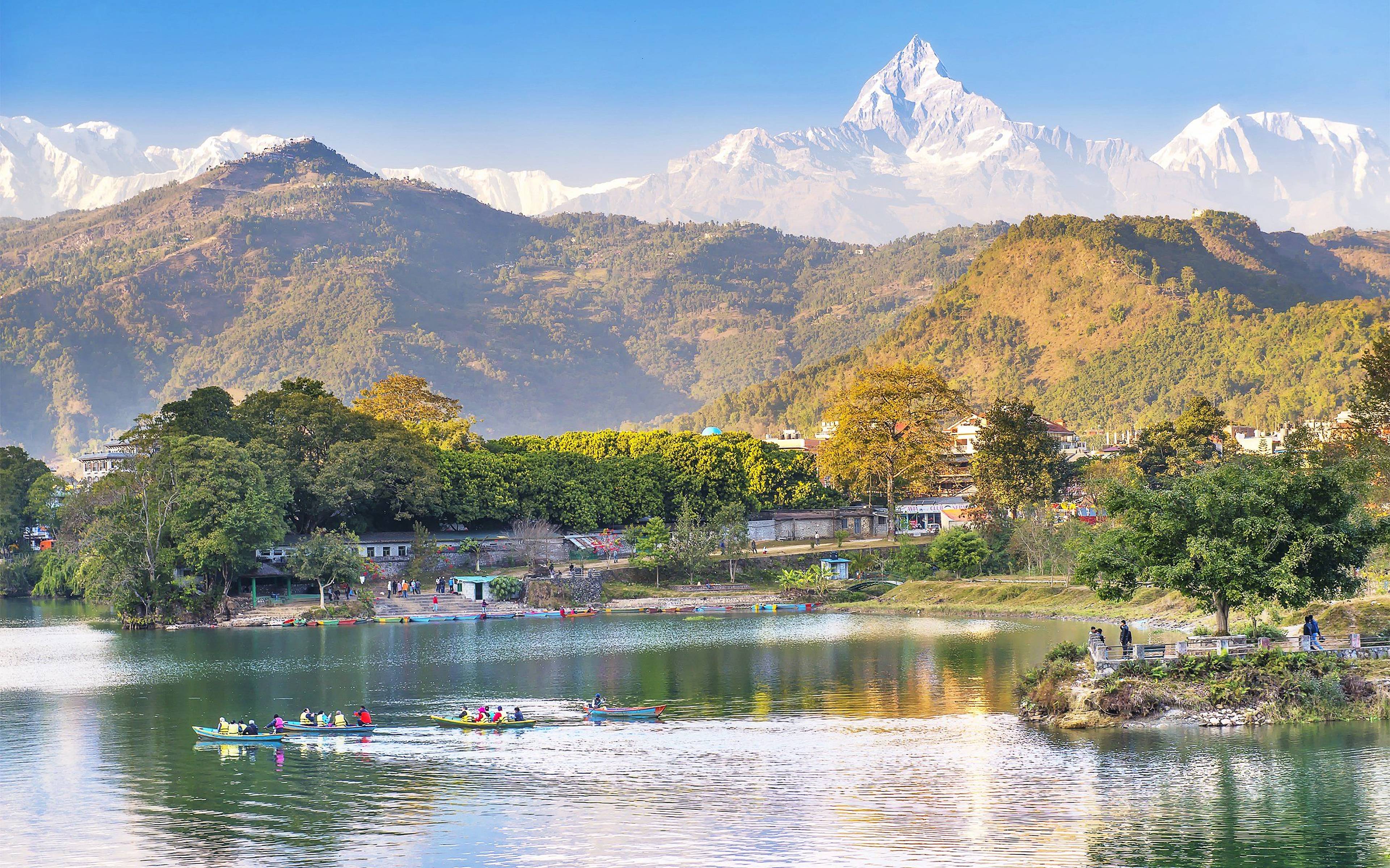 Von Kathmandu nach Pokhara - zwischen Bergwelten und extravagantem Luxus