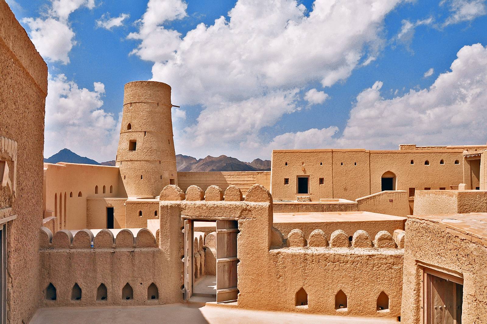 Il forte di Bahla e la pista di Wadi Bani Awf