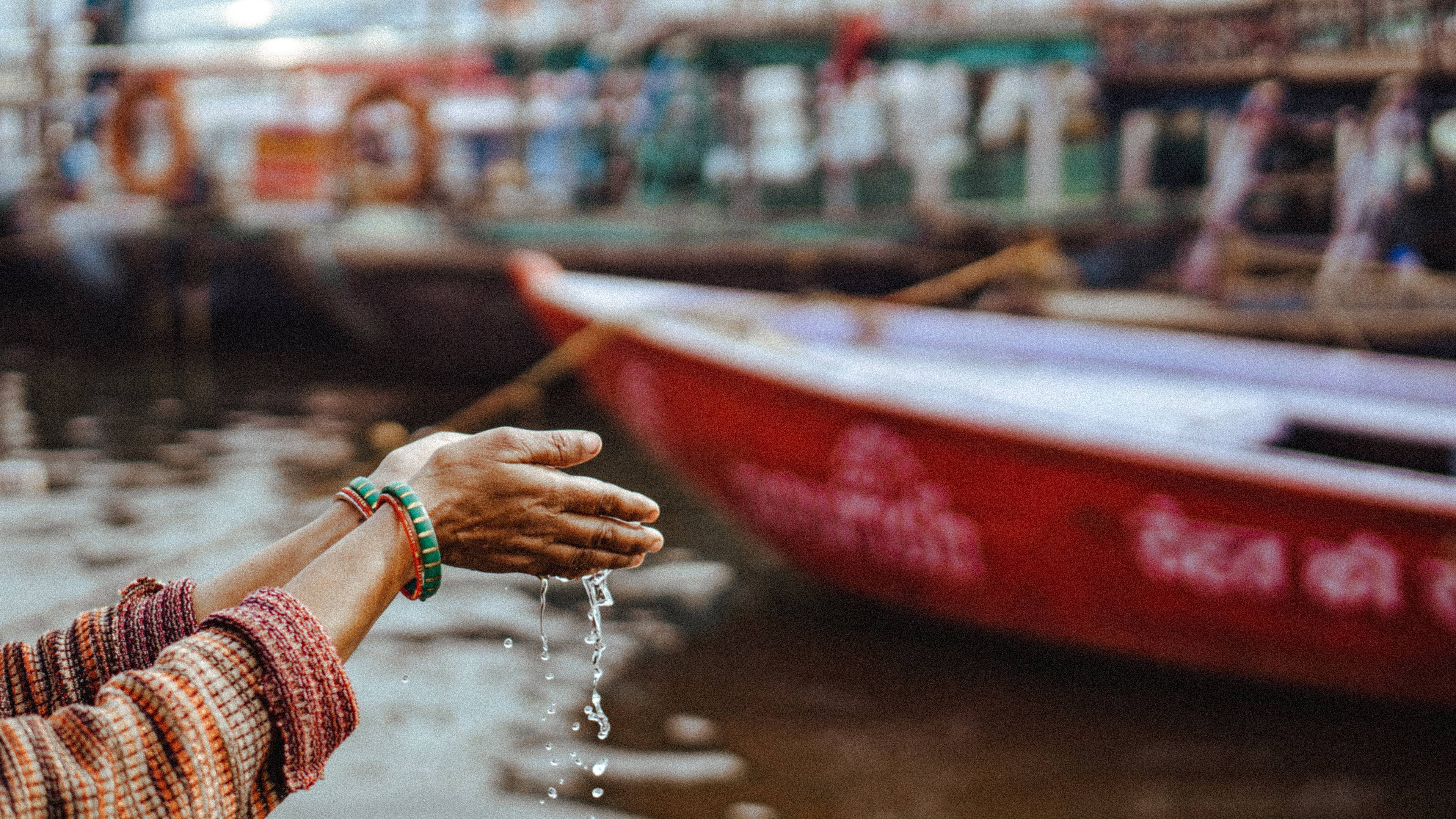 Mains recueillant de l'eau dans un fleuve