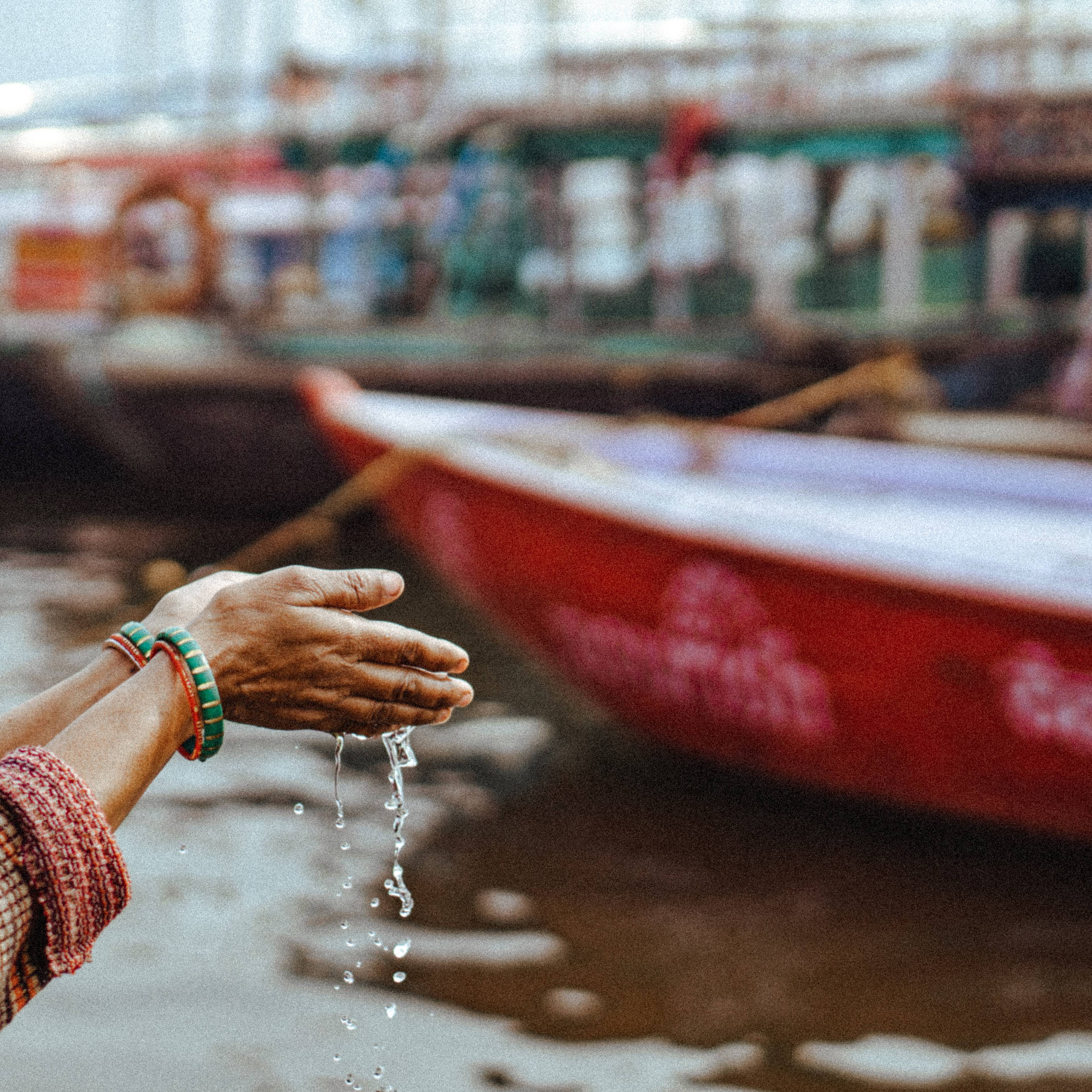 Hände sammeln Wasser aus einem Fluss