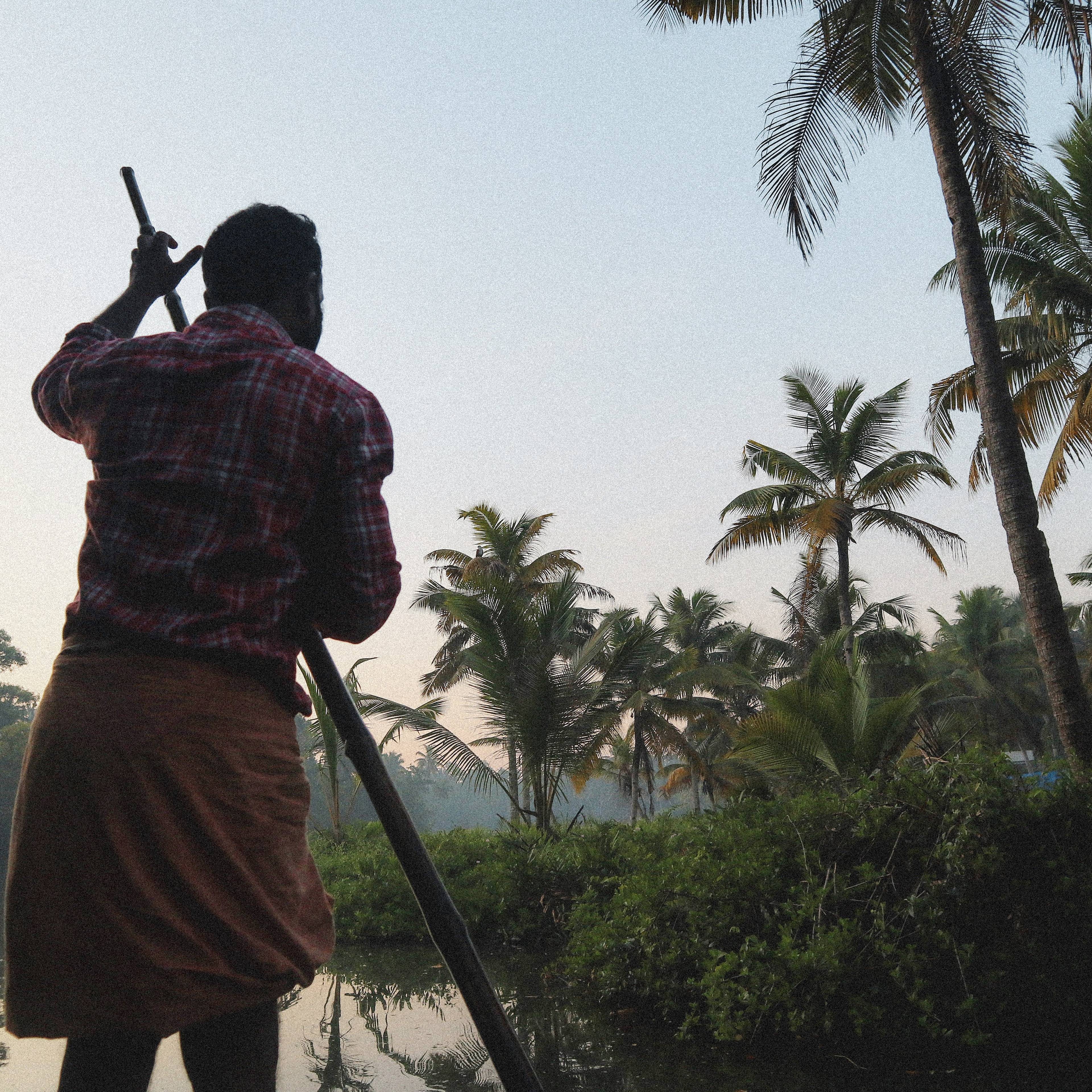 Batelier de dos dans les backwaters du Kerala