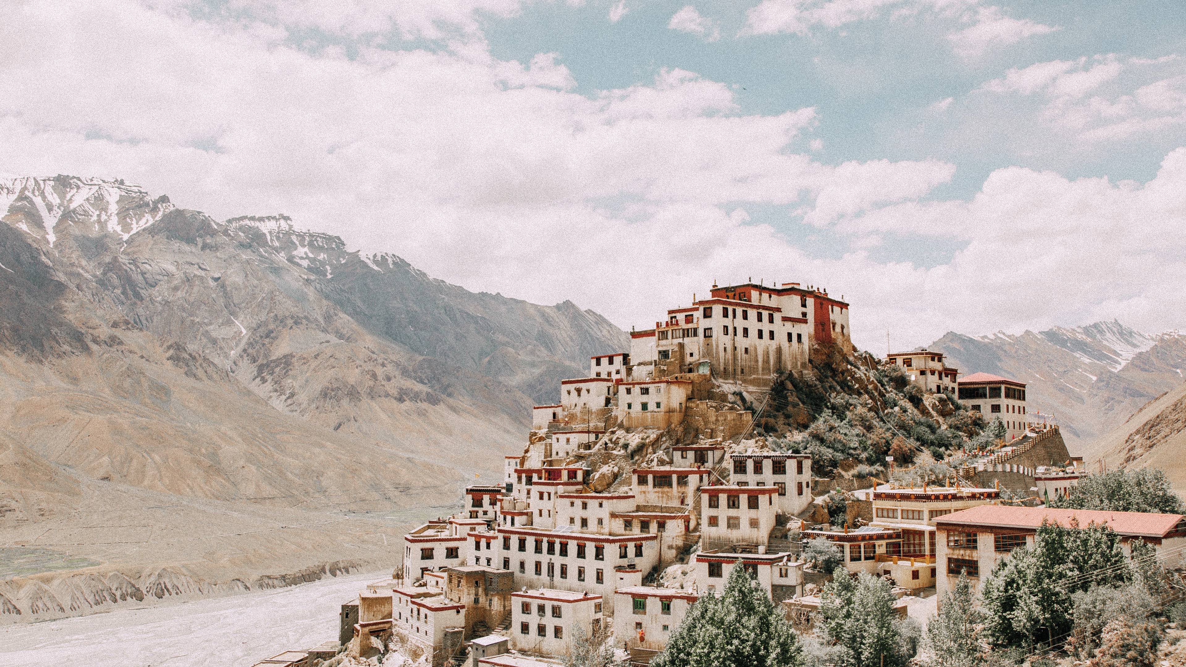 Dorf in einem Tal von Ladakh