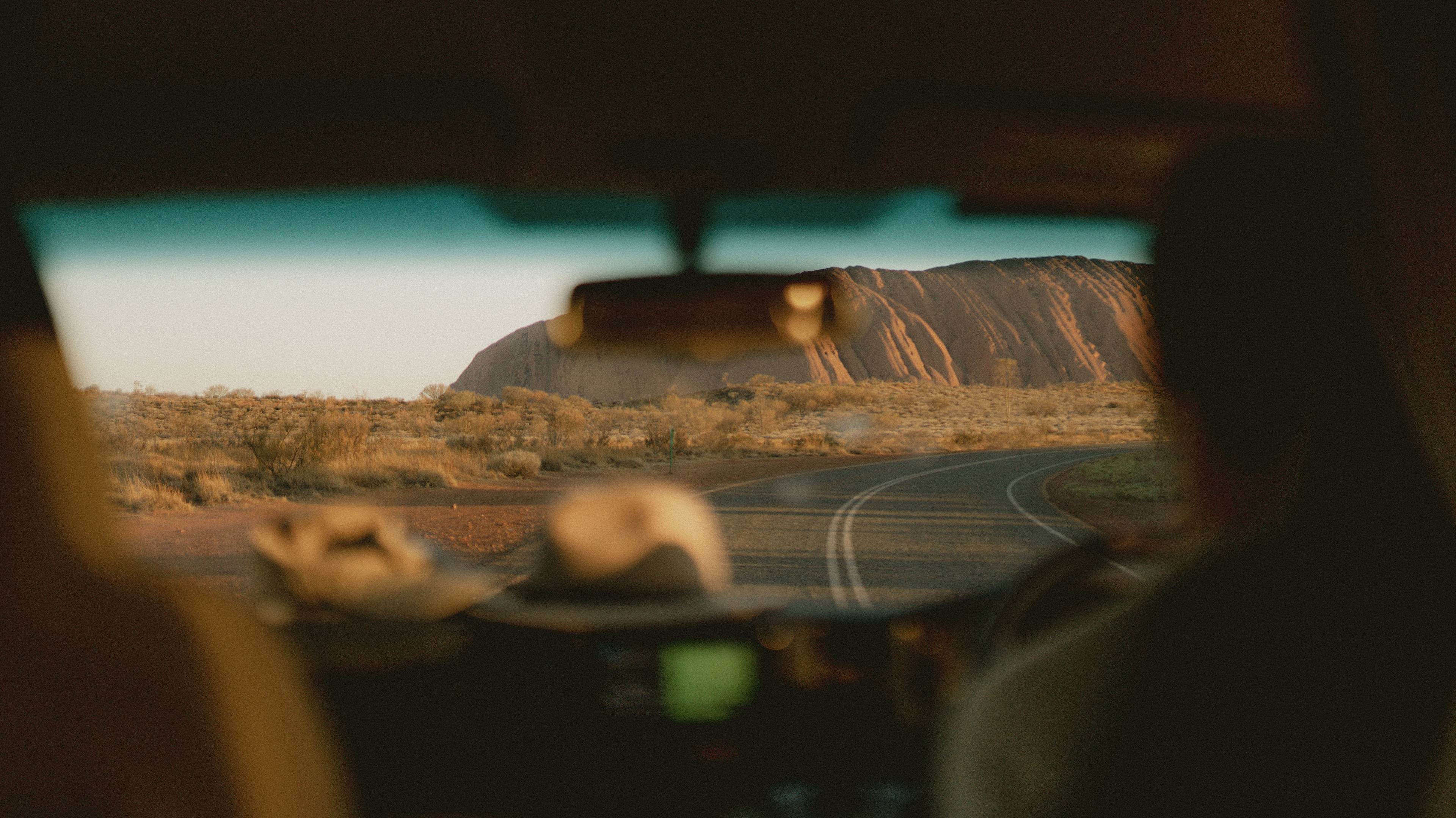 Ich-Perspektive aus einem Auto auf Uluru
