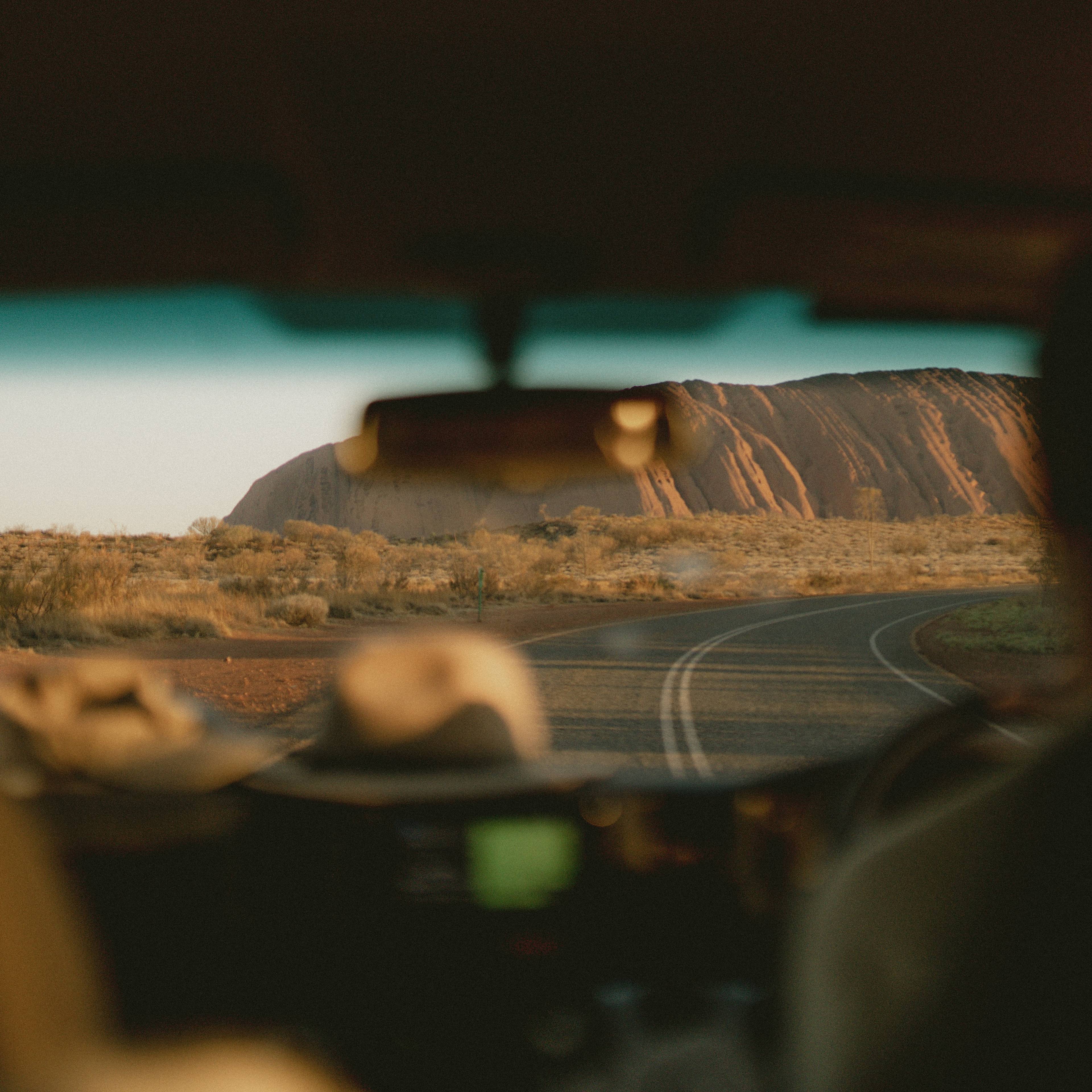 Ich-Perspektive aus einem Auto auf Uluru