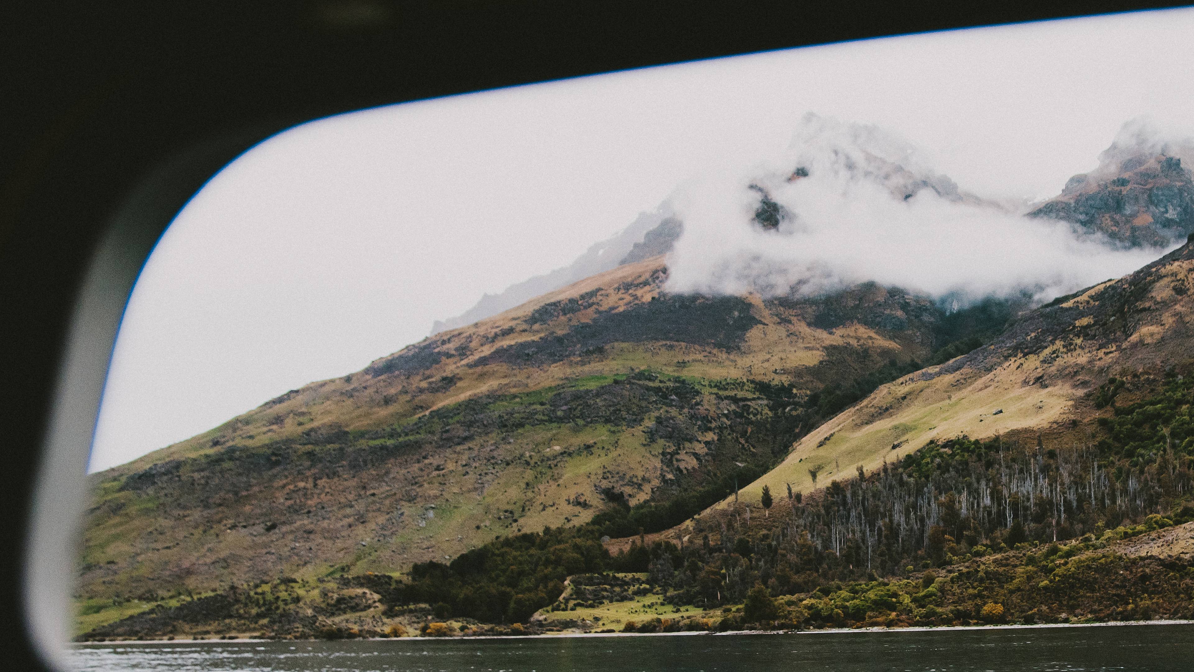 Subjektiver Blick aus einem Auto auf See und Berge