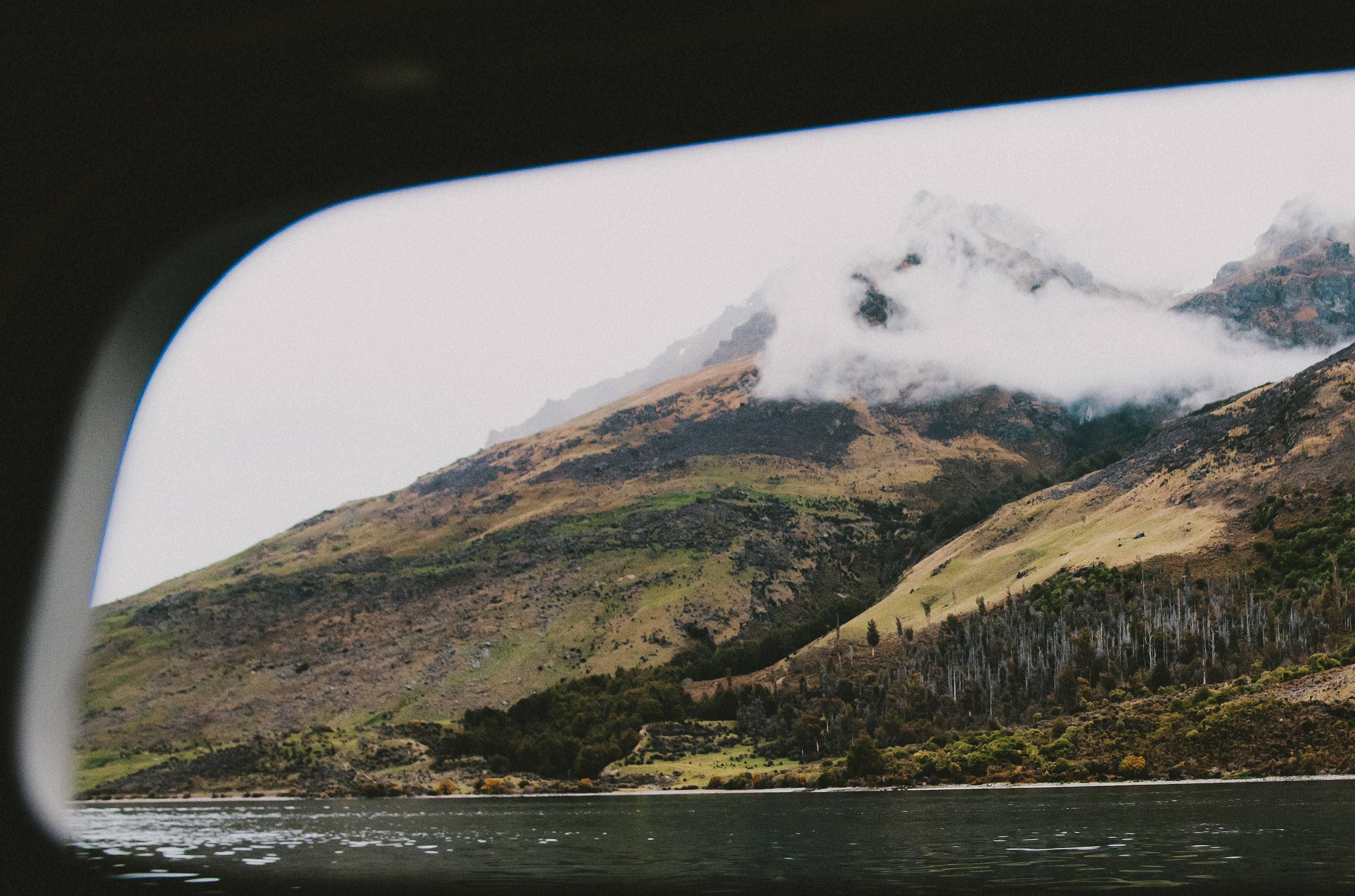 Vue subjective depuis une voiture sur lac et montagnes