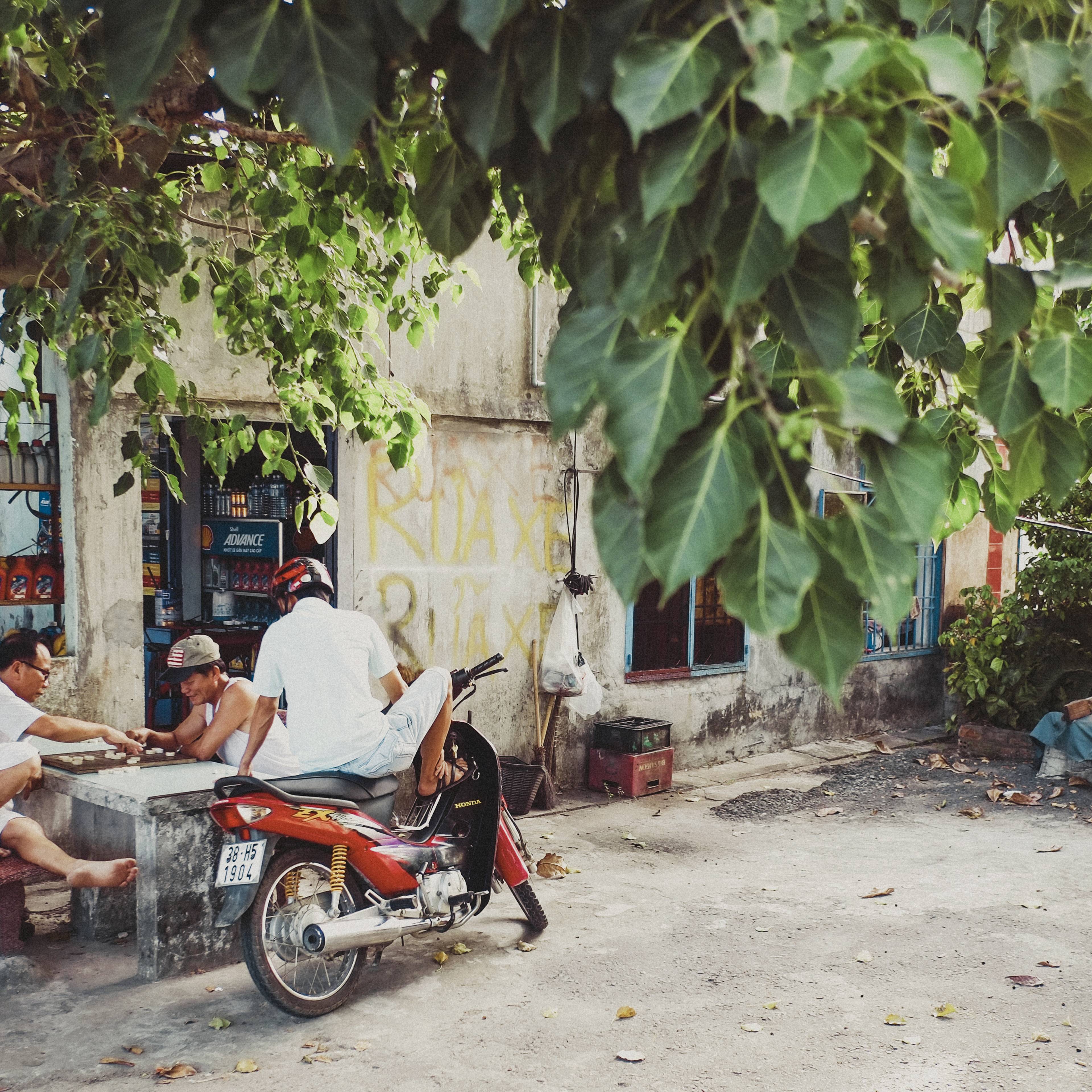 Vietnamesen spielen Go-Spiel vor einem Geschäft