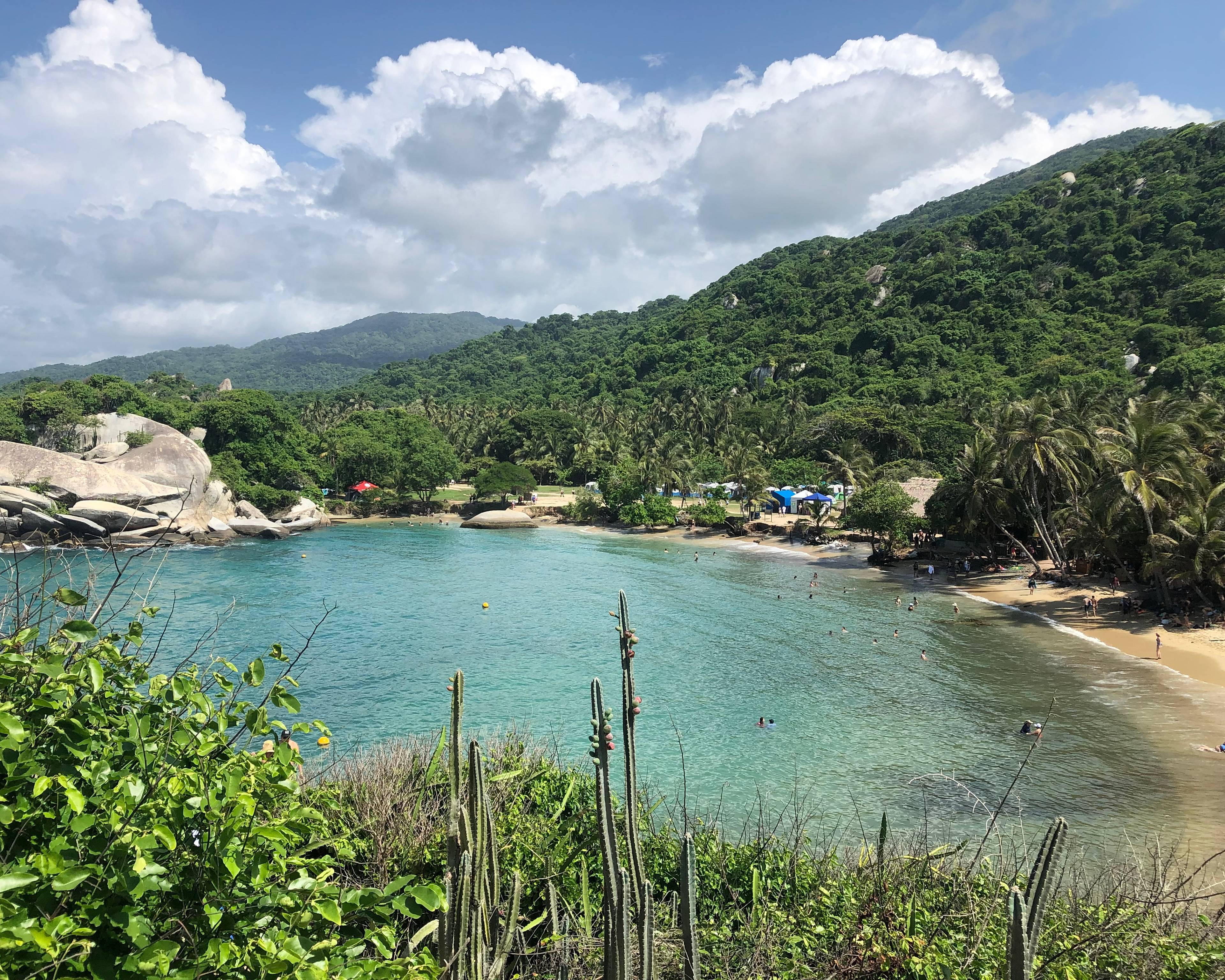 Fascino coloniale, contrasti e il blu intenso dei Caraibi