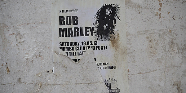 Une affiche sur un mur à Mombasa