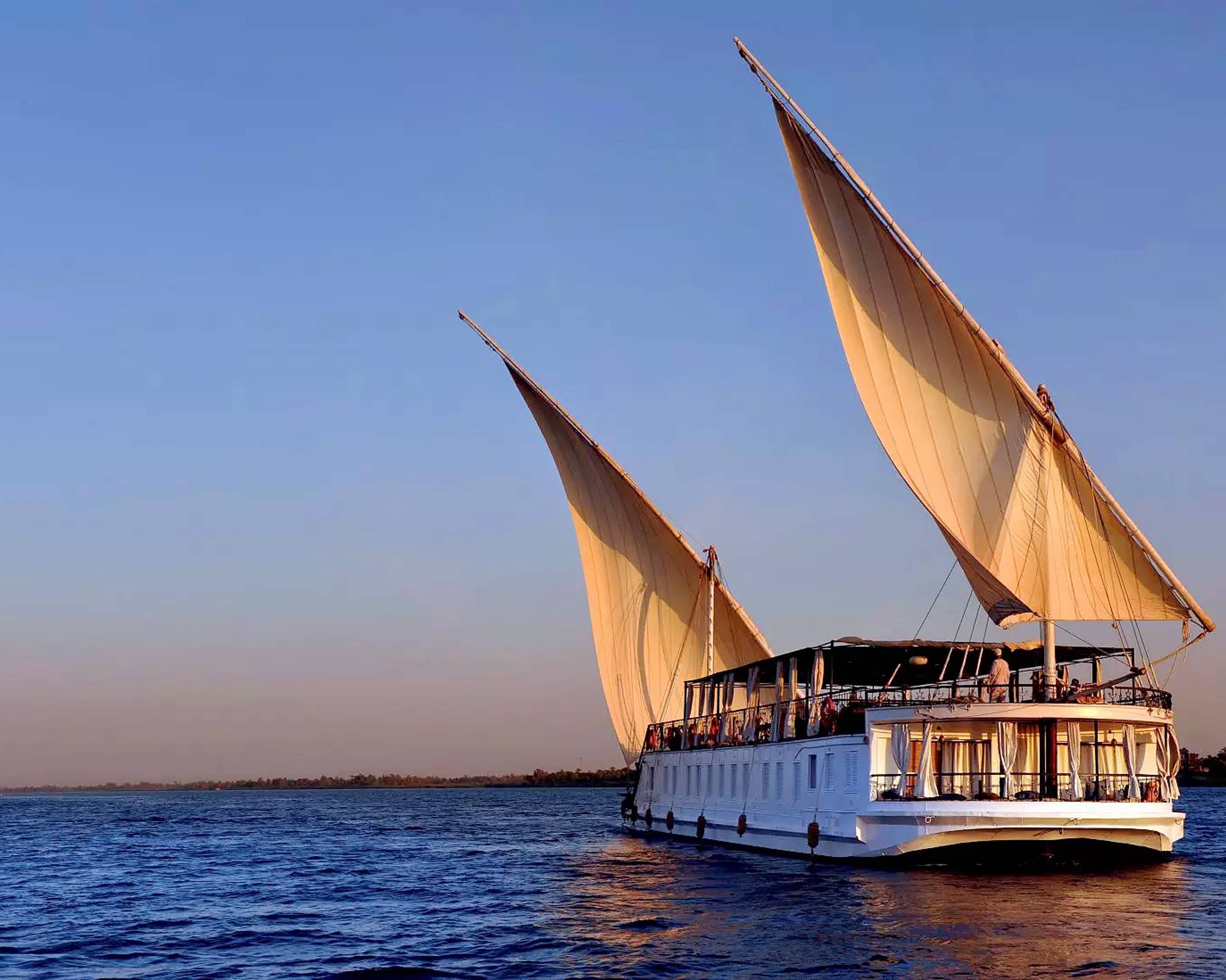 Pyramides et bateau à voile traditionnel sur le Nil