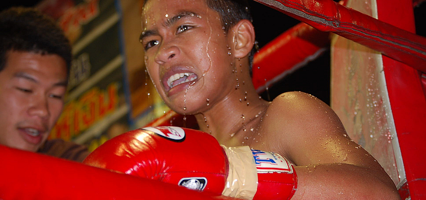 Ein junger thailändischer Boxer