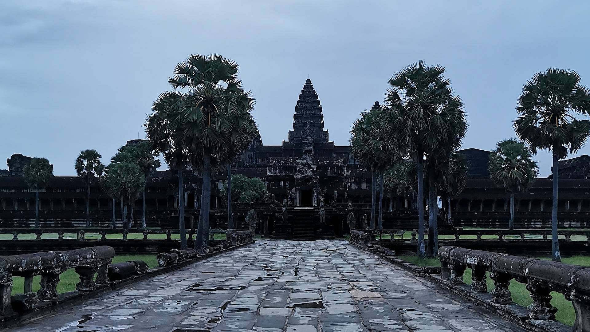 De la bahía de Halong a los templos de Angkor