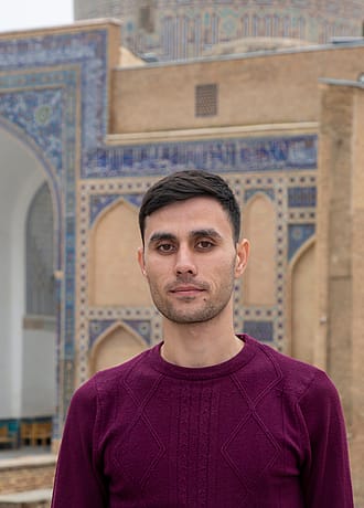 Akobir - Especialista en viajes personalizados y de senderismo en Uzbekistán