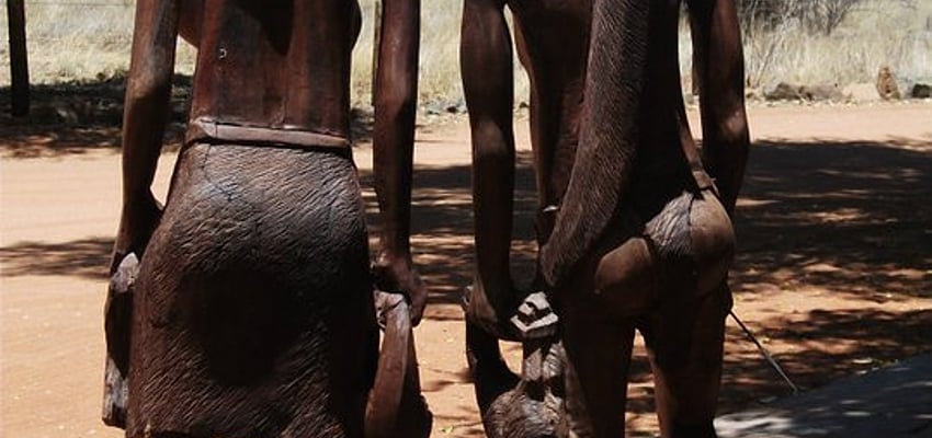 Bushman-Skulpturen aus Holz