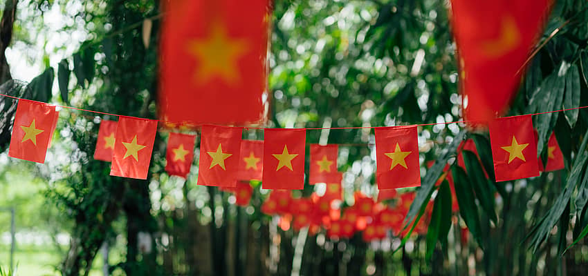 Les drapeaux rouges étoilés annoncent les cérémonies