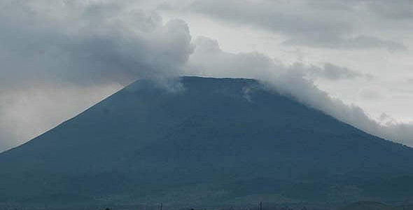 Le volcan Nyiragongo coiffé par un nuage