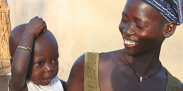 Une mère et son enfant en Gambie