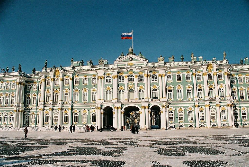 Зимний дворец перекрасили