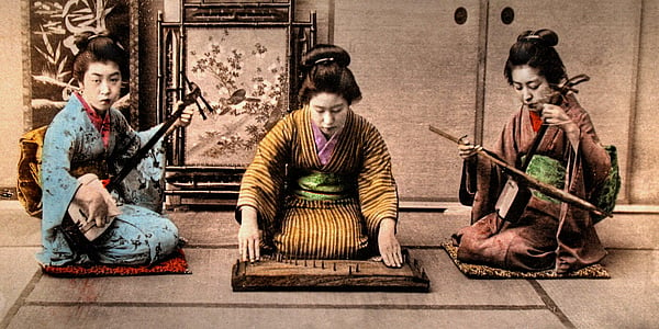Geishas jouant du shamisen, instrument traditionnel japonais