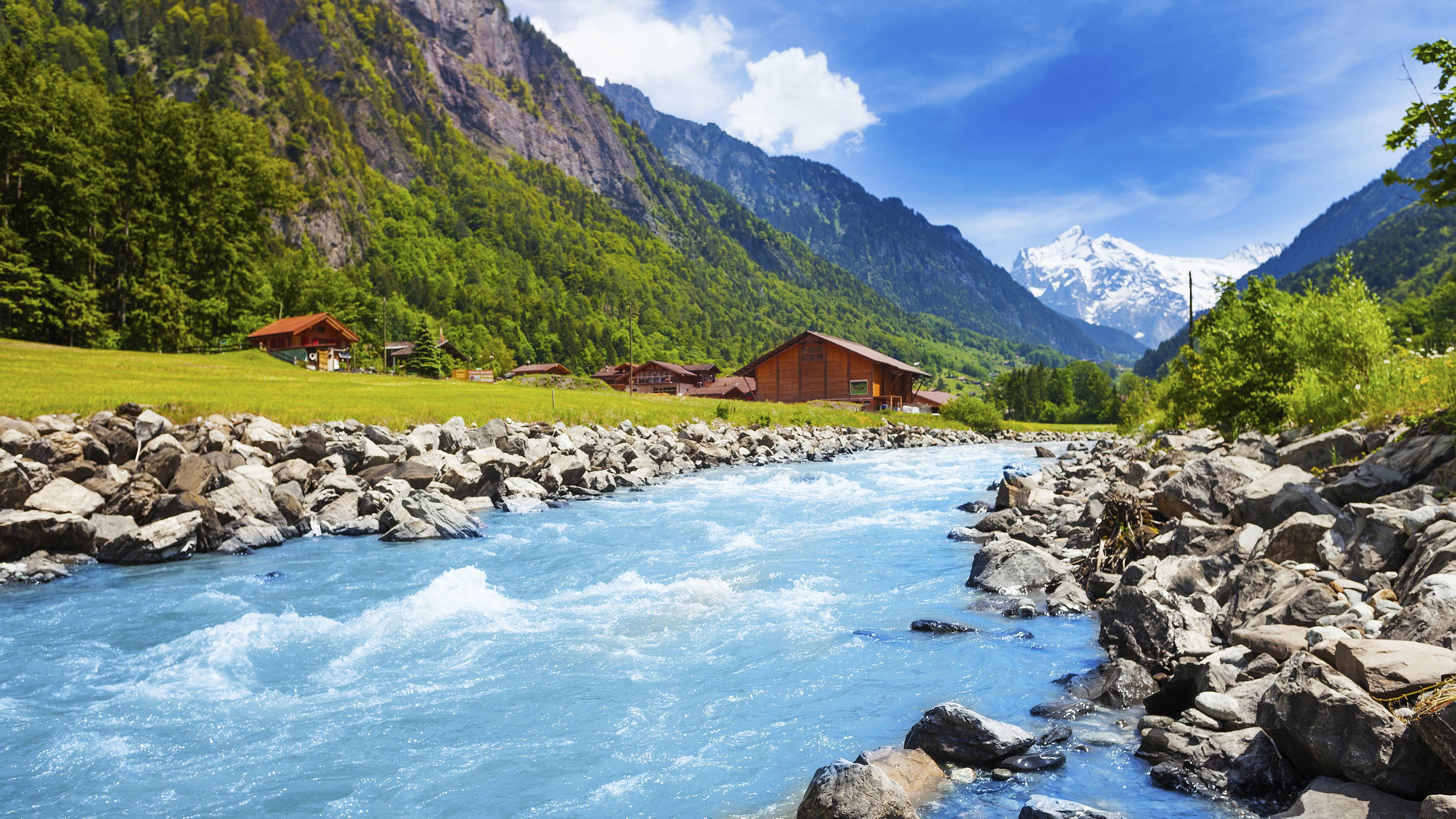 La campagne suisse alterne entre rivières et montagnes