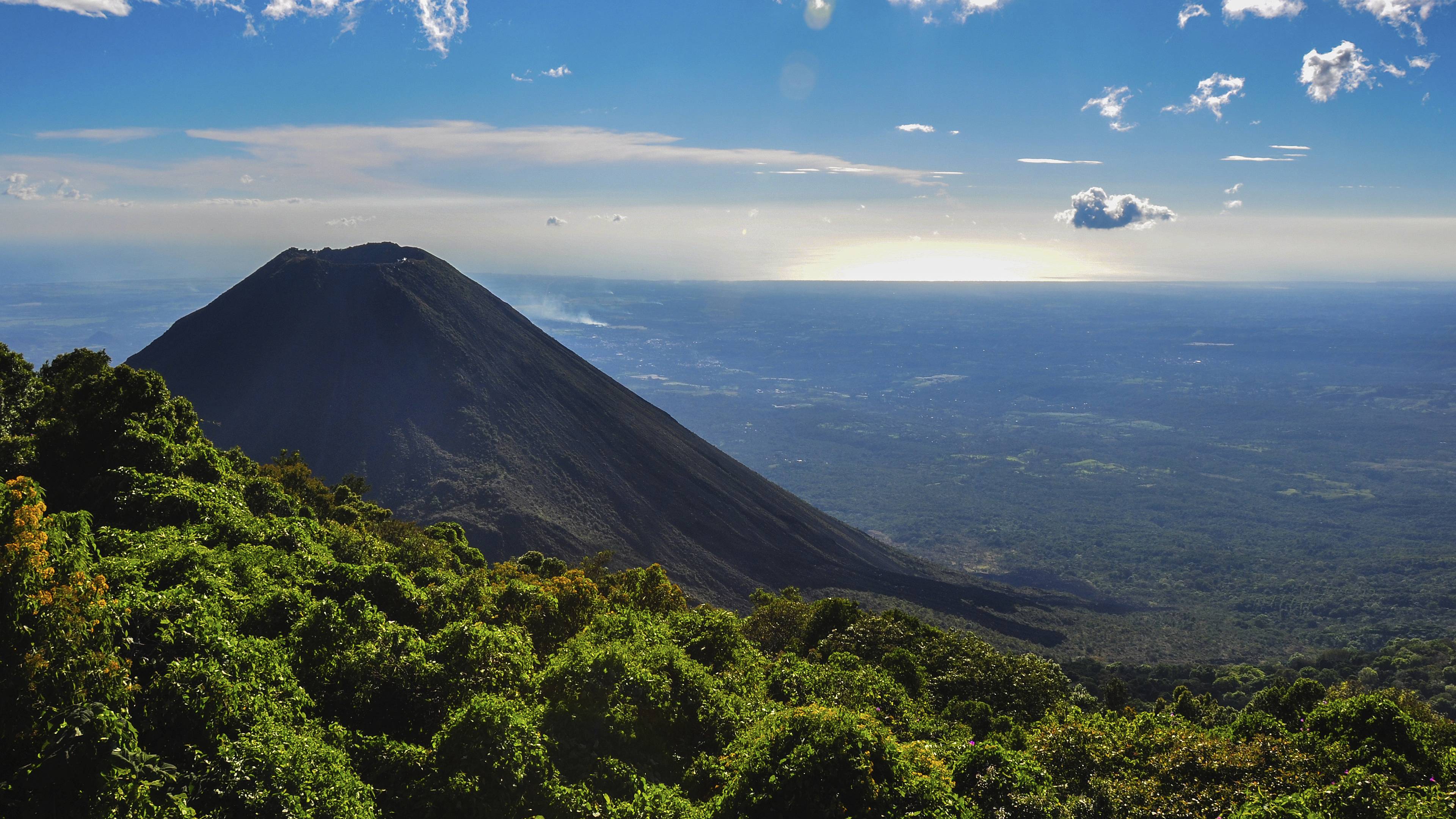 Le volcan Izalco domine le parc national Cerro Verde