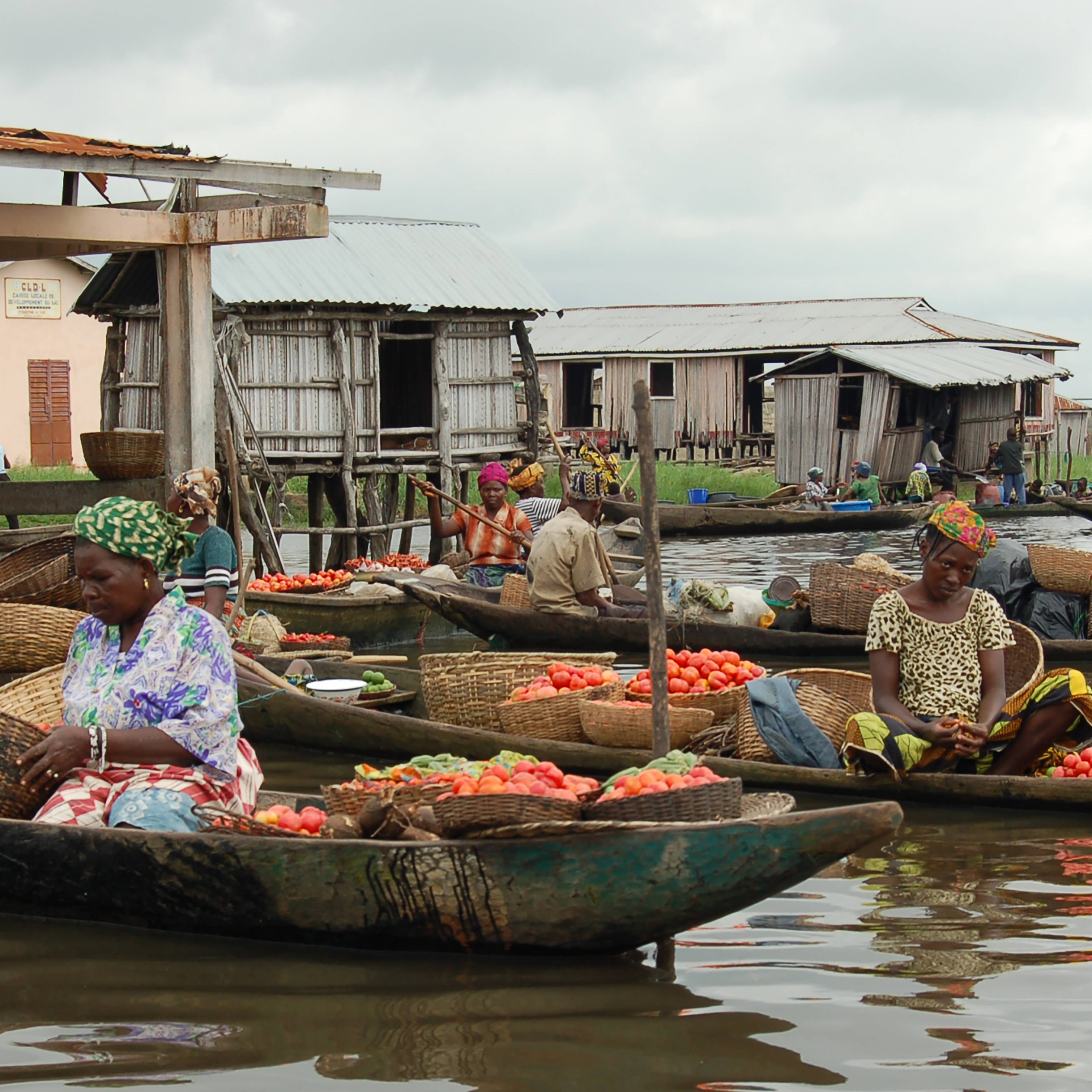 Un marché typique béninois, sur l'eau