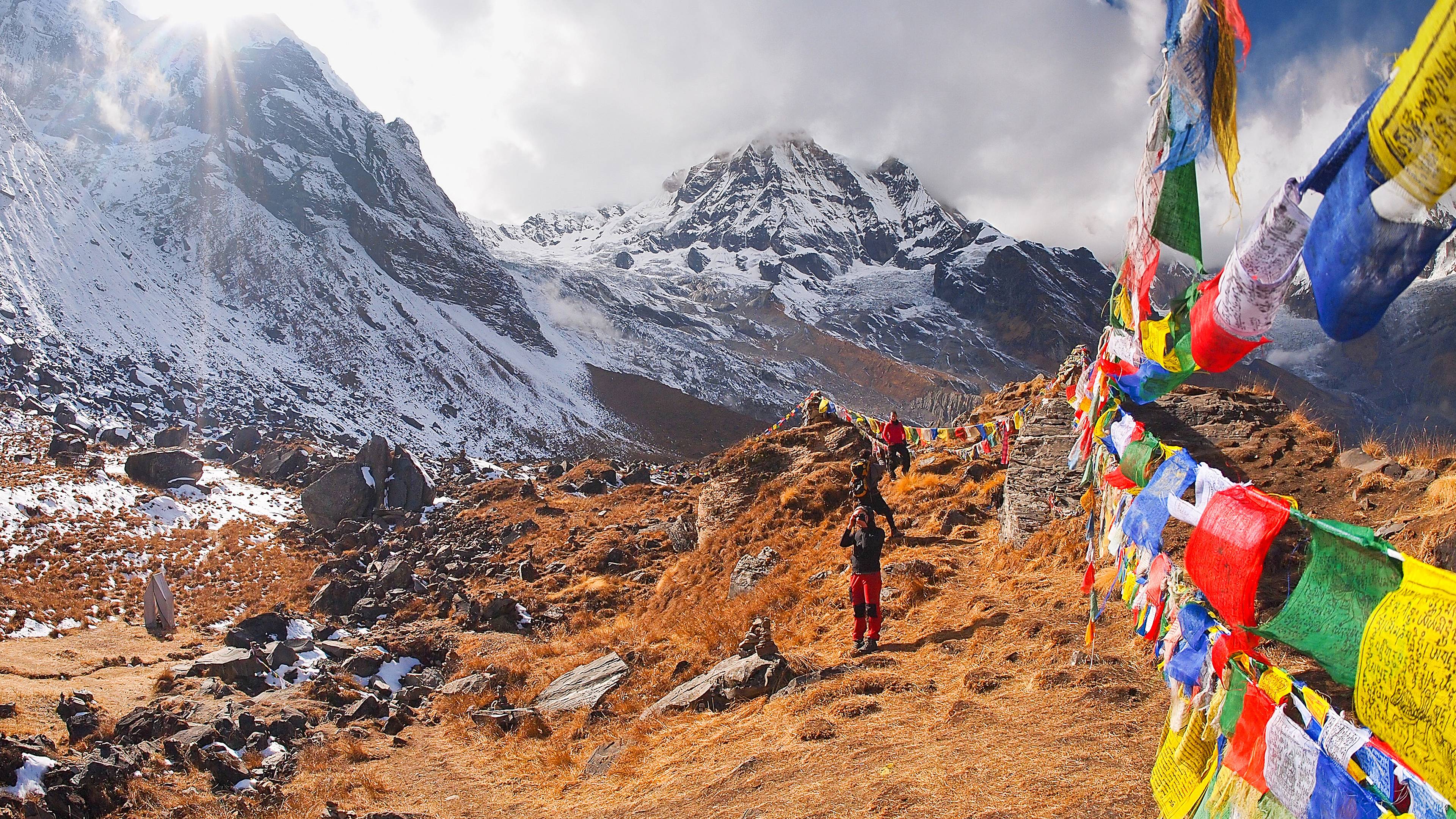 Des drapeaux dans l'Himalaya au Népal