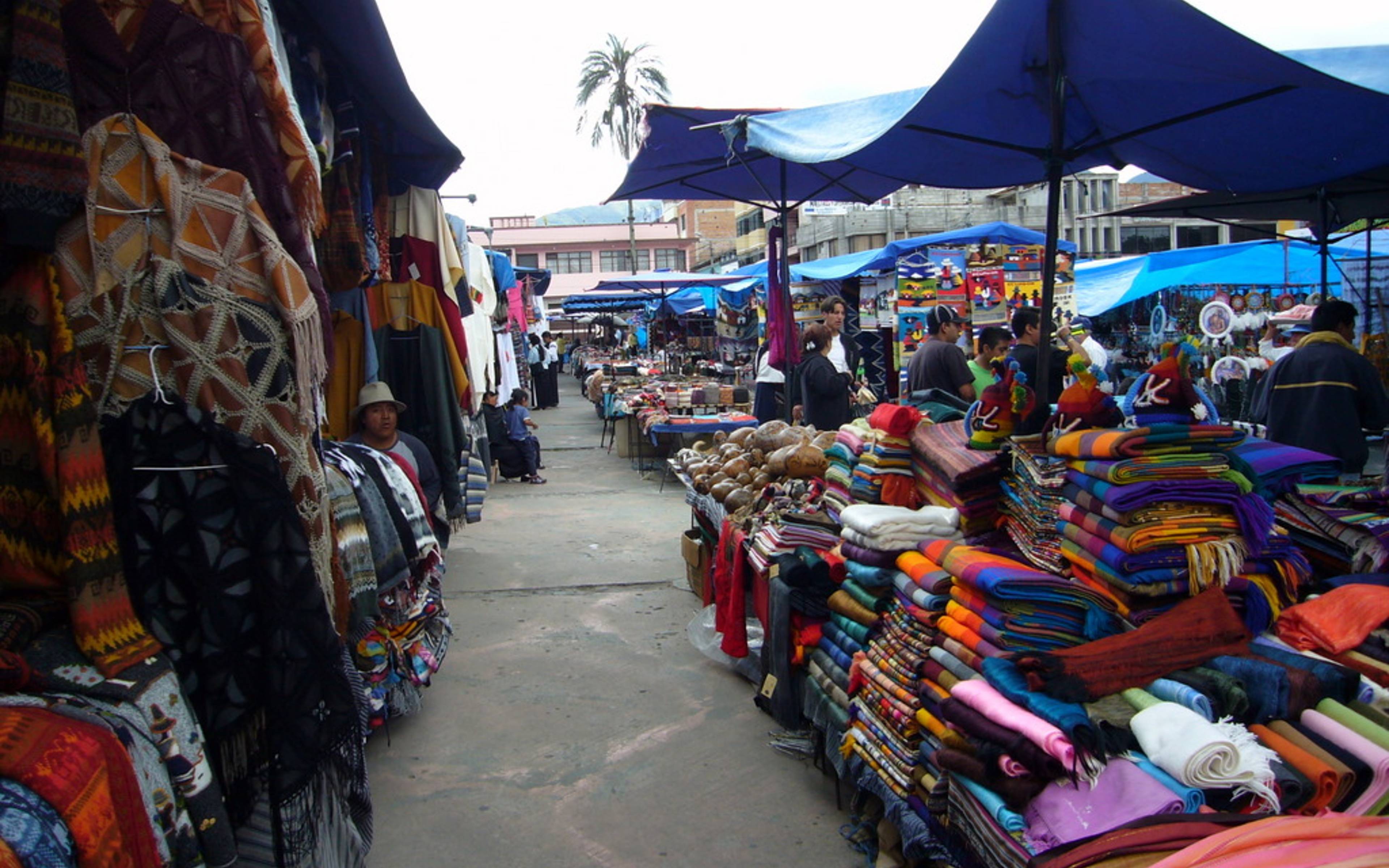 Weltberühmter Anden-Markt in Otavalo – Cuicocha Kraterlagune