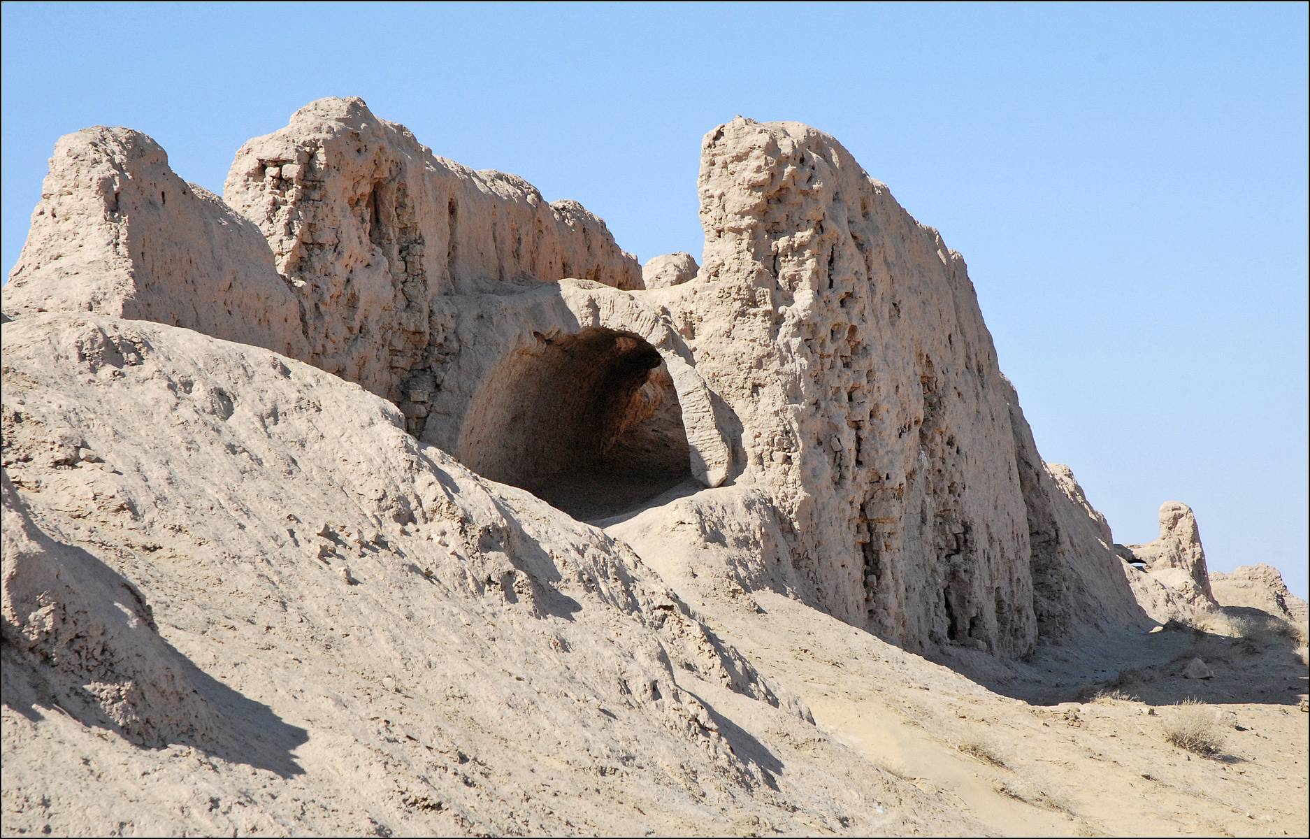 Traversée du désert Kyzyl Koum pour la forteresse du Khorezm et dîner dansant