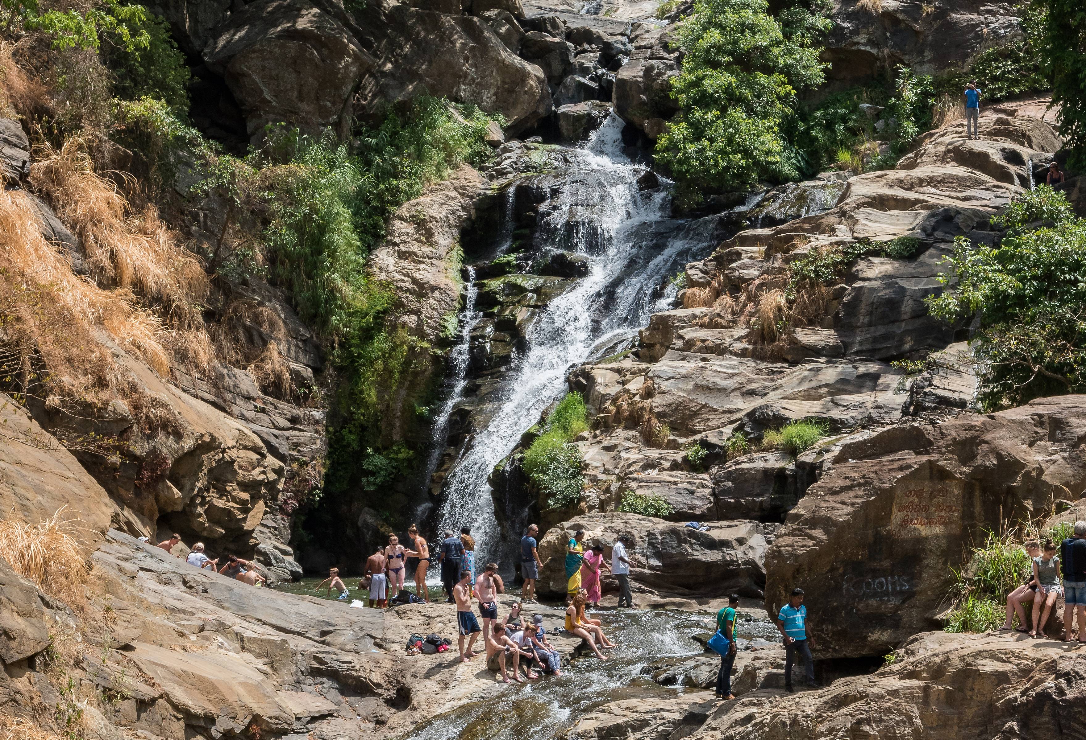 Die Wasserfälle von Ravana und Elefanten in Udawalawe 