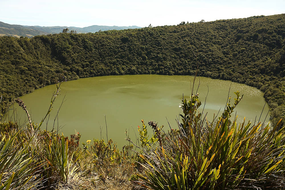 Ein vulkanischer Kratersee auf dem Weg nach Villa de Leyva 